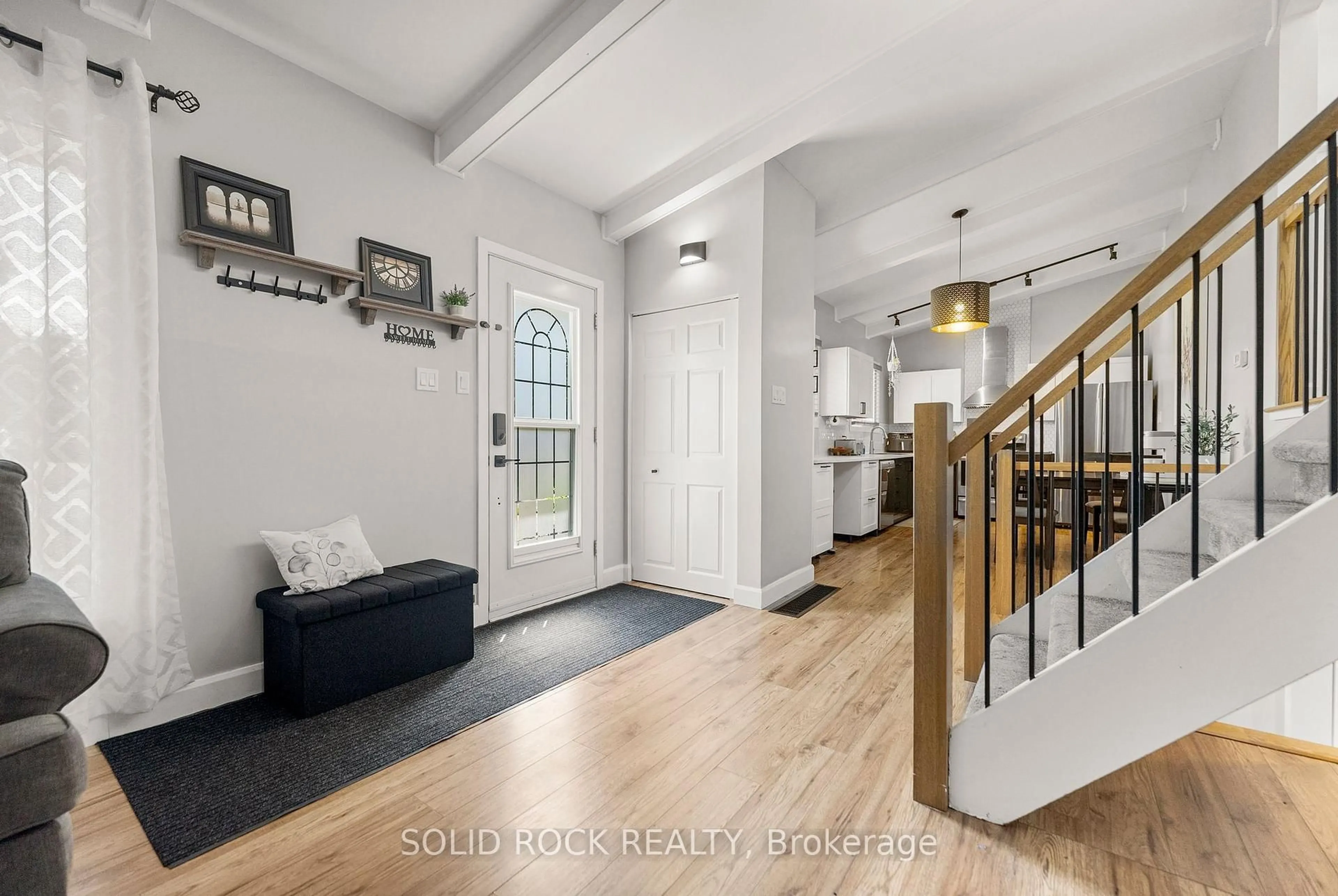 Indoor entryway for 1377 TOULON St, Ottawa Ontario K1E 1J2