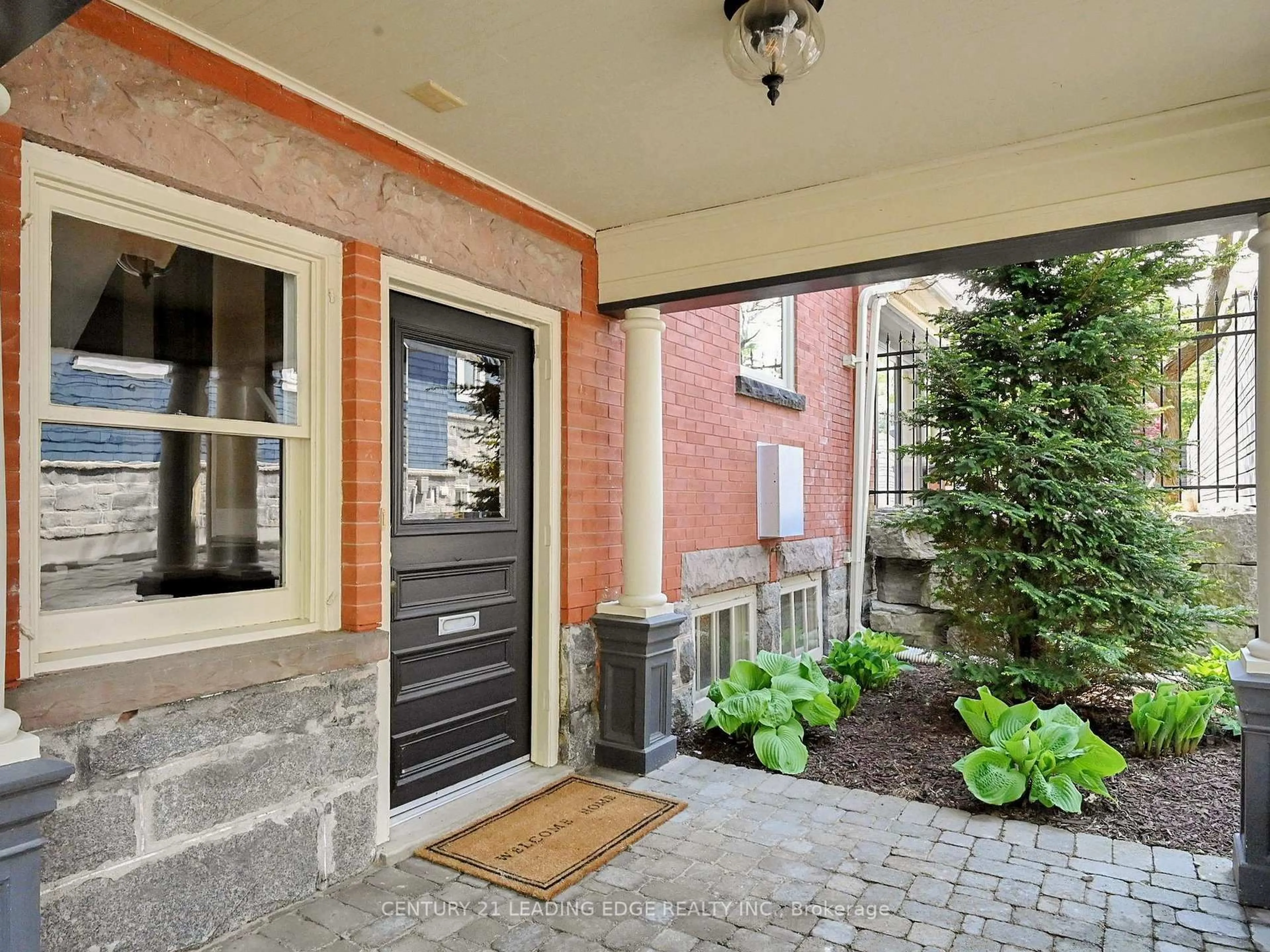 Indoor entryway for 18 BRANT Rd, Cambridge Ontario N1S 2W1