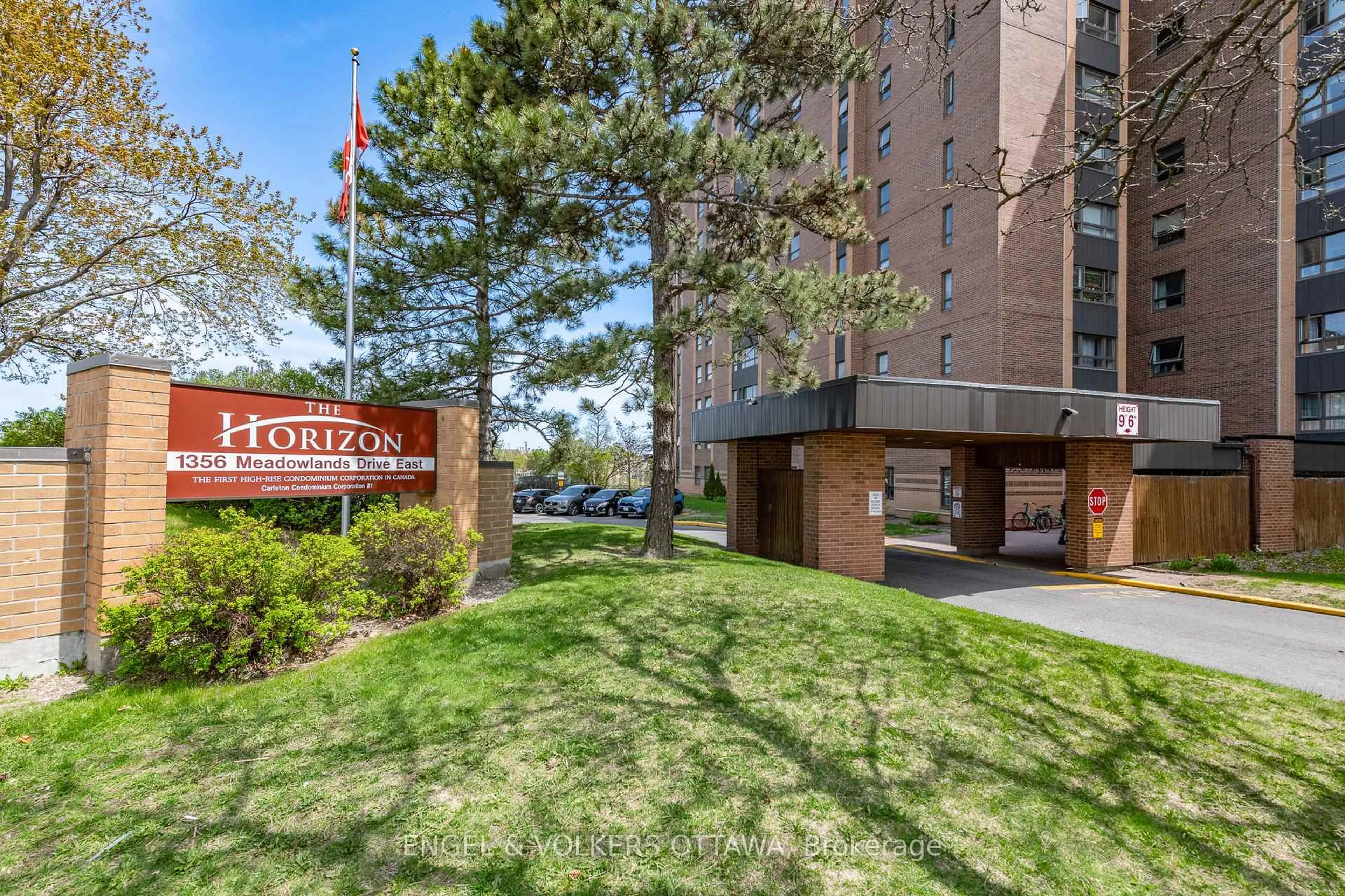 Indoor foyer for 1356 Meadowlands Dr #8, Ottawa Ontario K2E 6K6