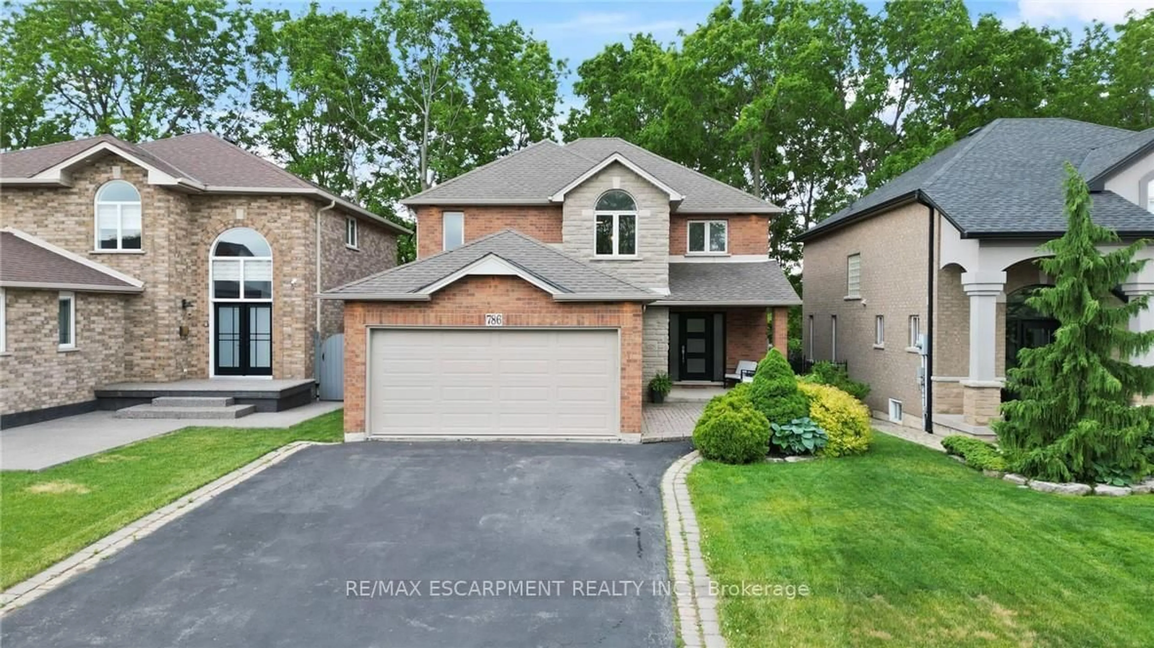 Home with brick exterior material, street for 786 Upper Horning Rd, Hamilton Ontario L9C 7R4