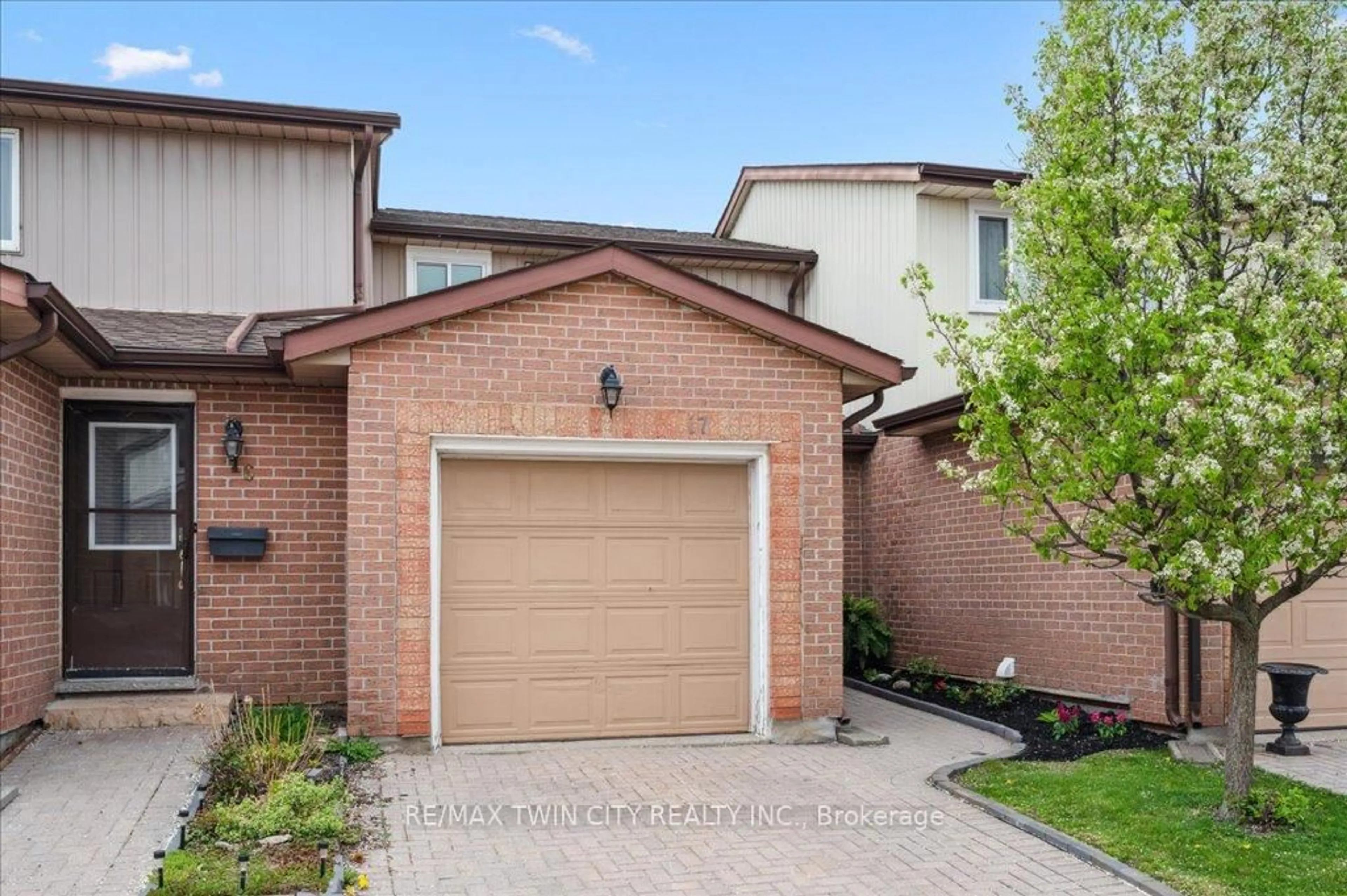 Home with brick exterior material, street for 25 Valleyview Rd #17, Kitchener Ontario N2E 1L5