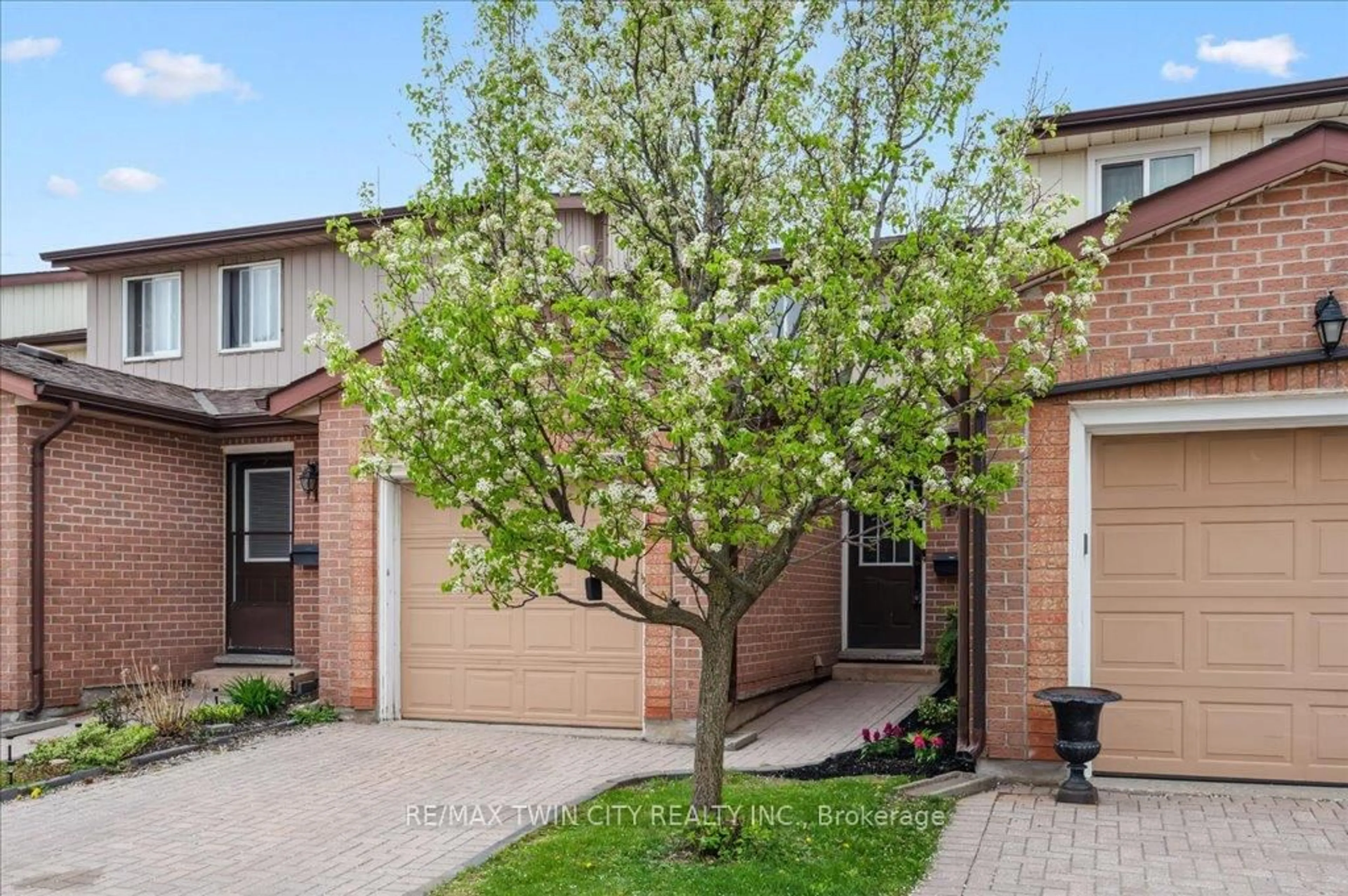 Unknown for 25 Valleyview Rd #17, Kitchener Ontario N2E 1L5