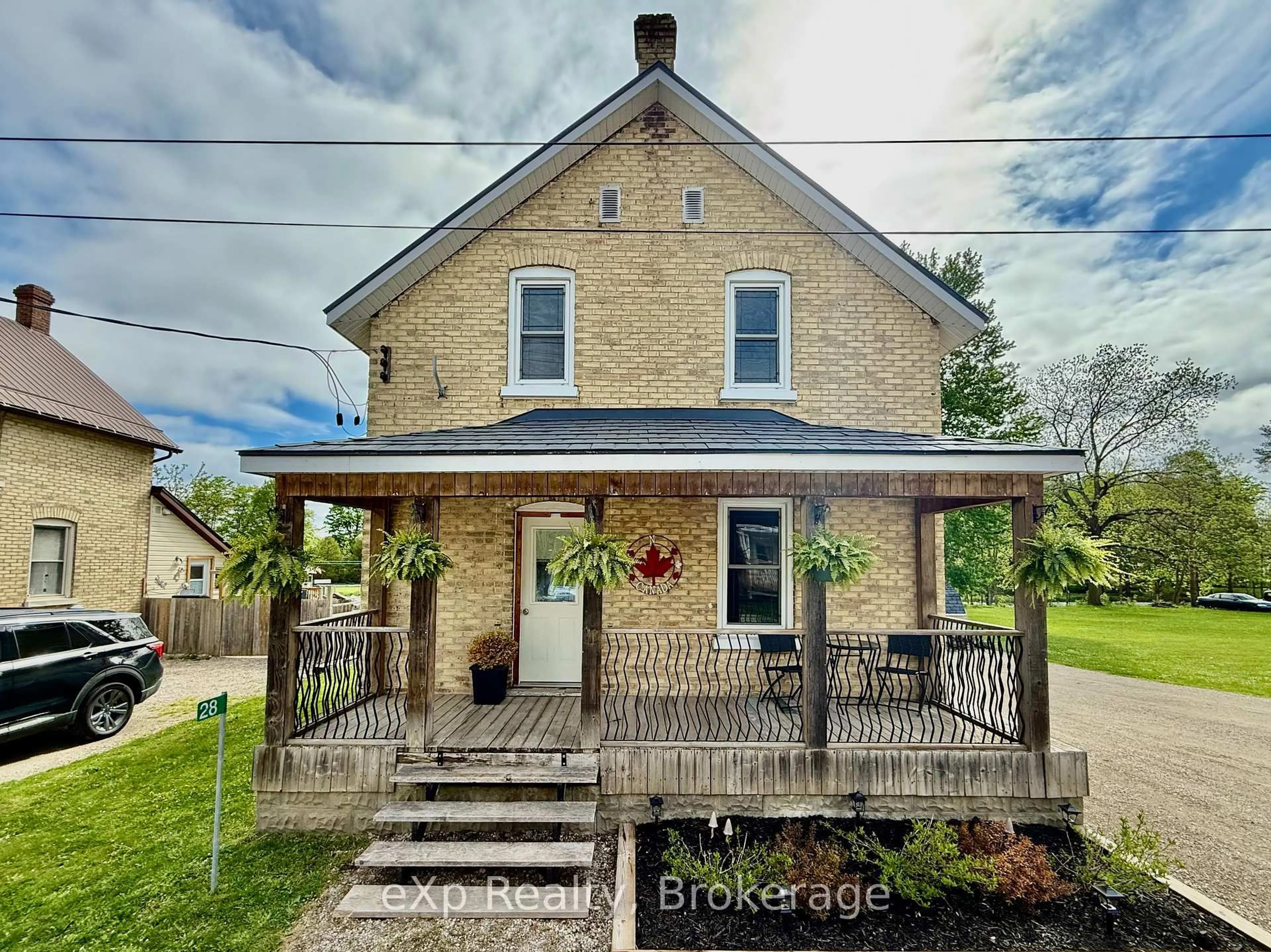 Home with brick exterior material, building for 28 King St, Brockton Ontario N0G 1J0