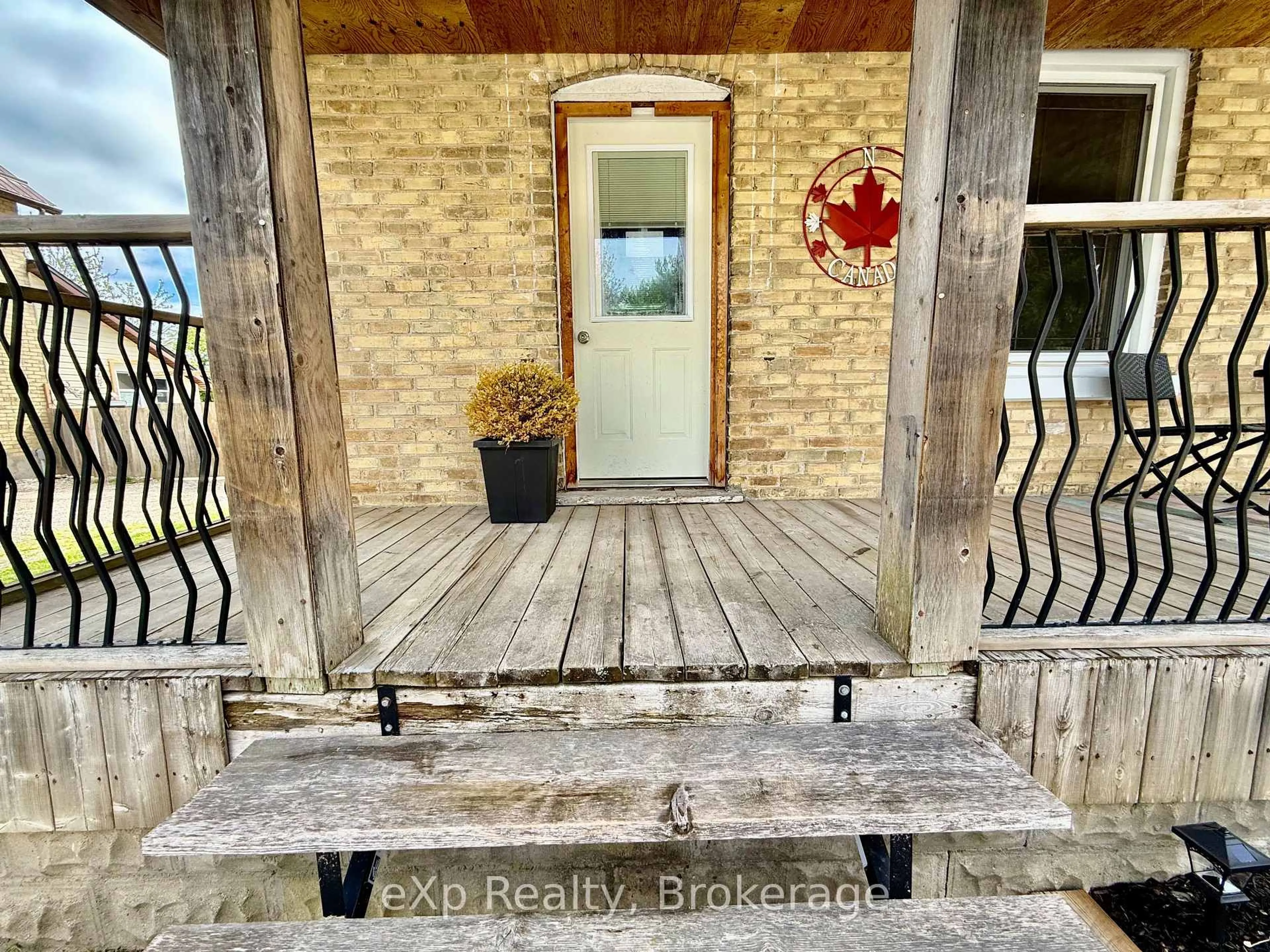 Indoor entryway for 28 King St, Brockton Ontario N0G 1J0