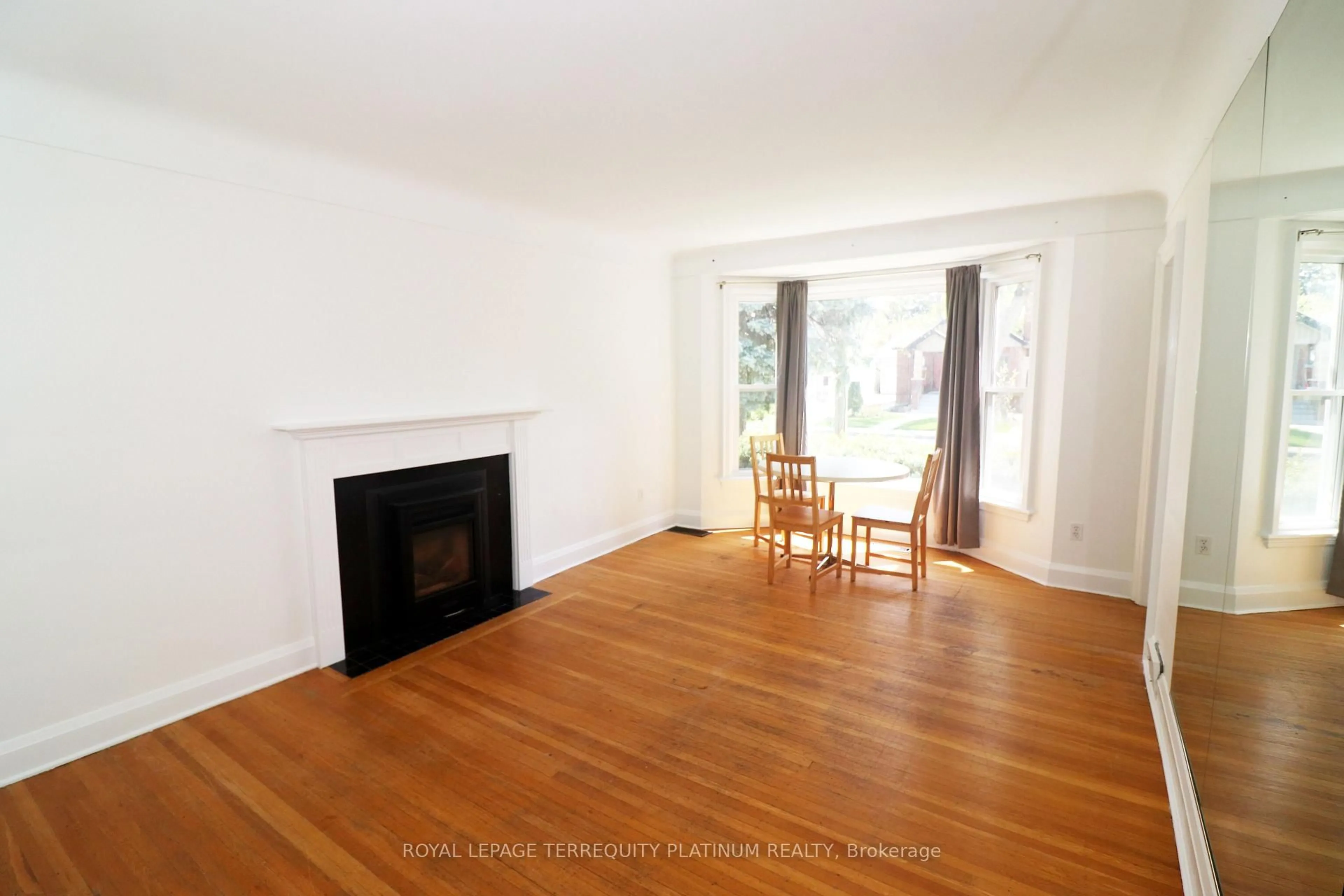 A pic of a room for 98 Dalewood Ave, Hamilton Ontario L8S 1Z2