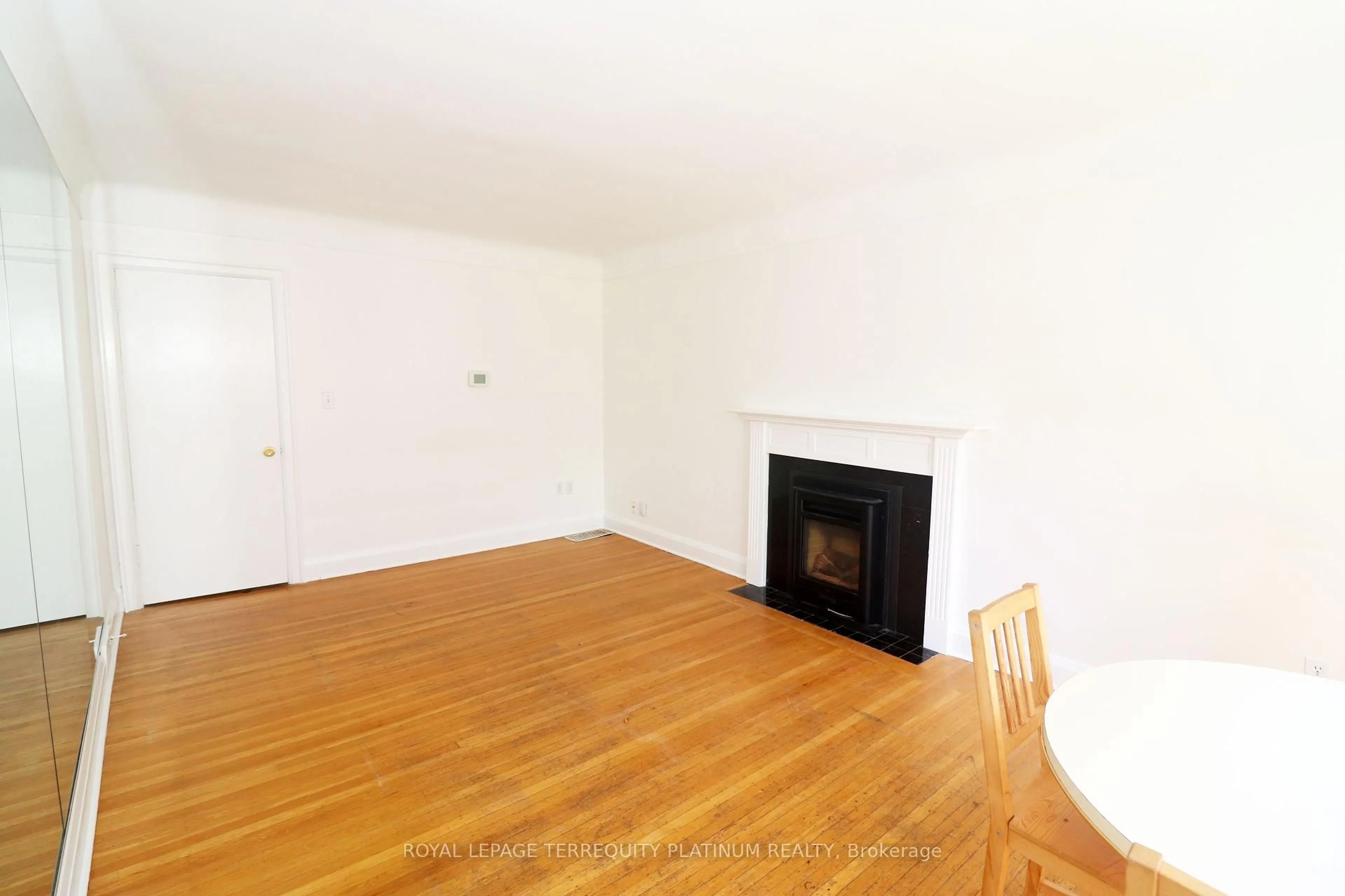 A pic of a room for 98 Dalewood Ave, Hamilton Ontario L8S 1Z2