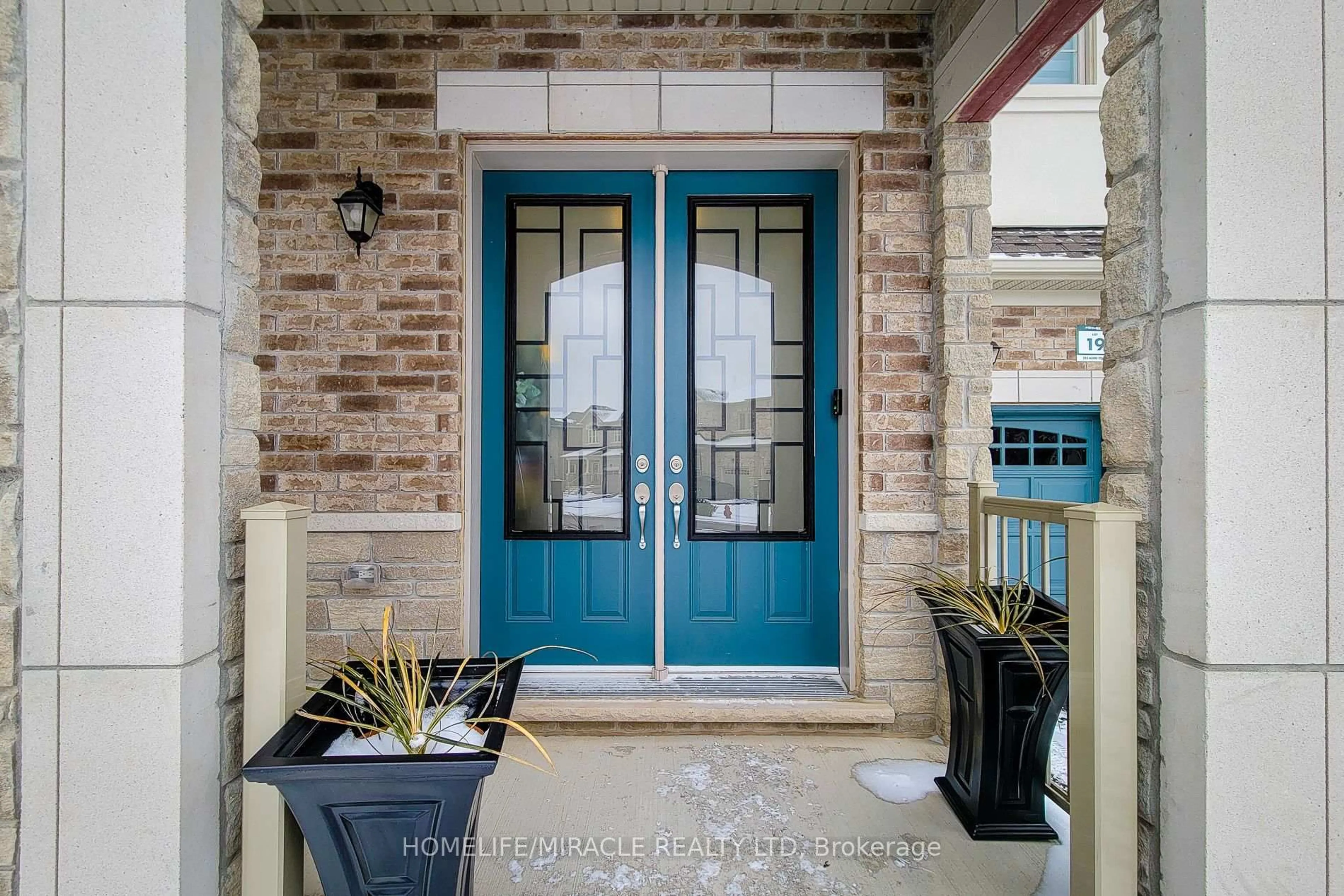 Indoor entryway for 205 Agro St, Hamilton Ontario L8B 1X7