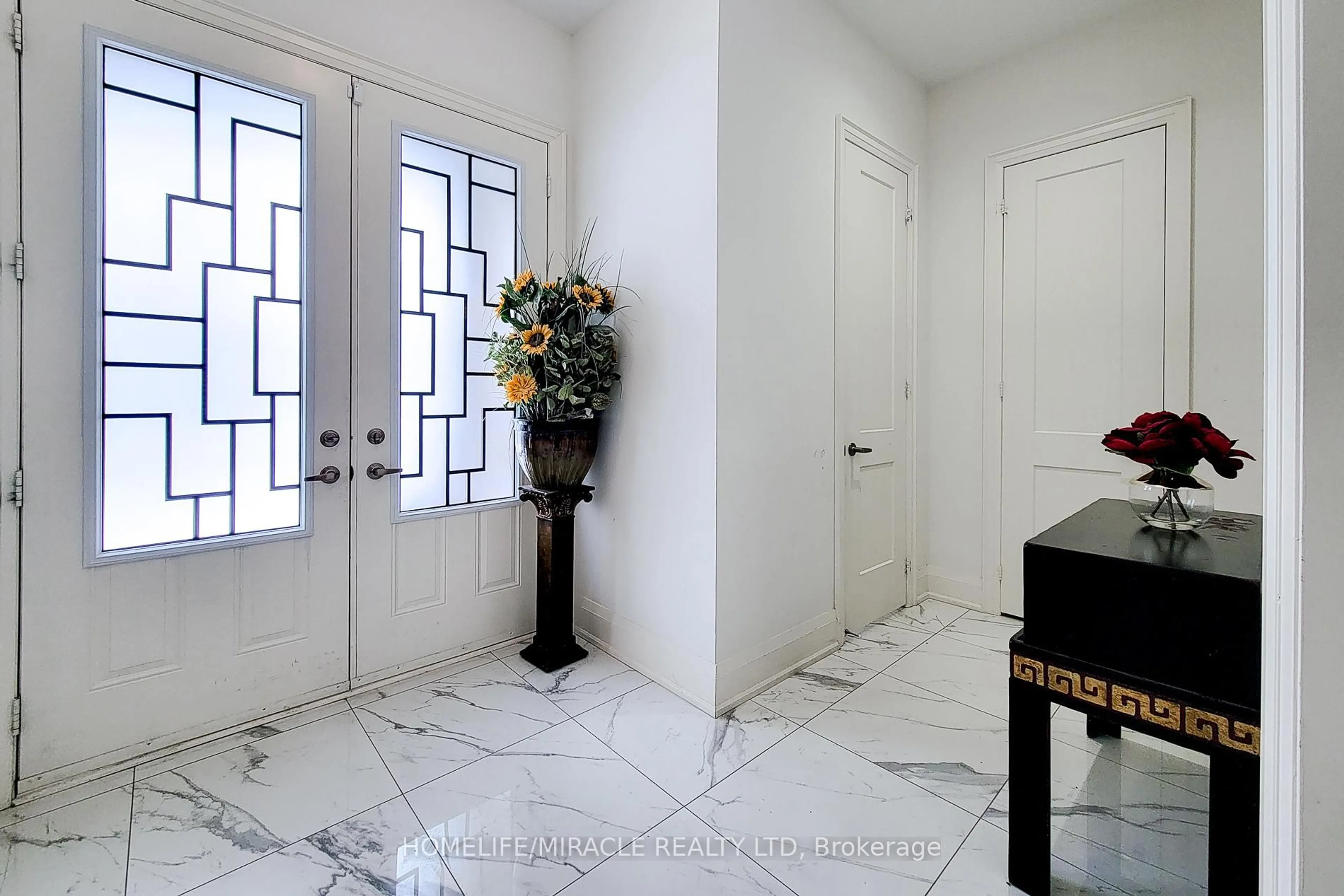 Indoor foyer for 205 Agro St, Hamilton Ontario L8B 1X7