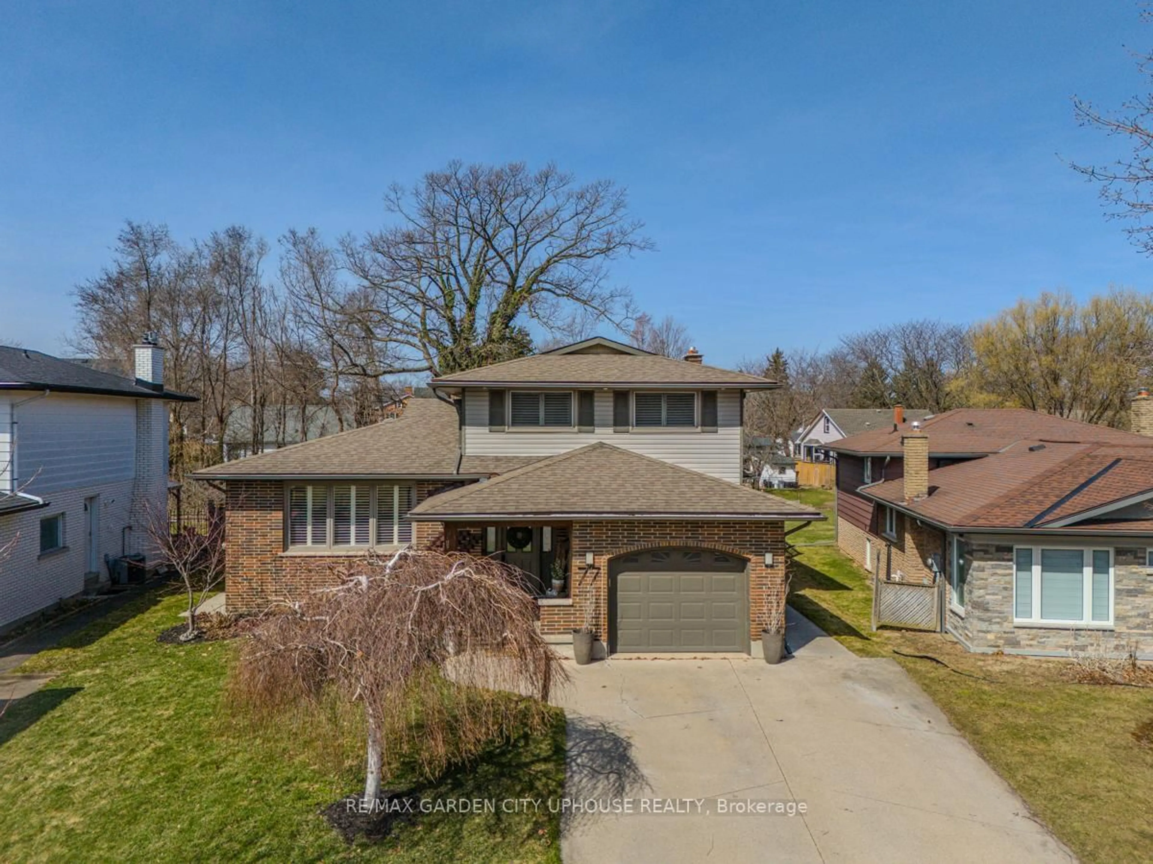 A pic from outside/outdoor area/front of a property/back of a property/a pic from drone, street for 77 MONARCH PARK Dr, St. Catharines Ontario L2M 6V4