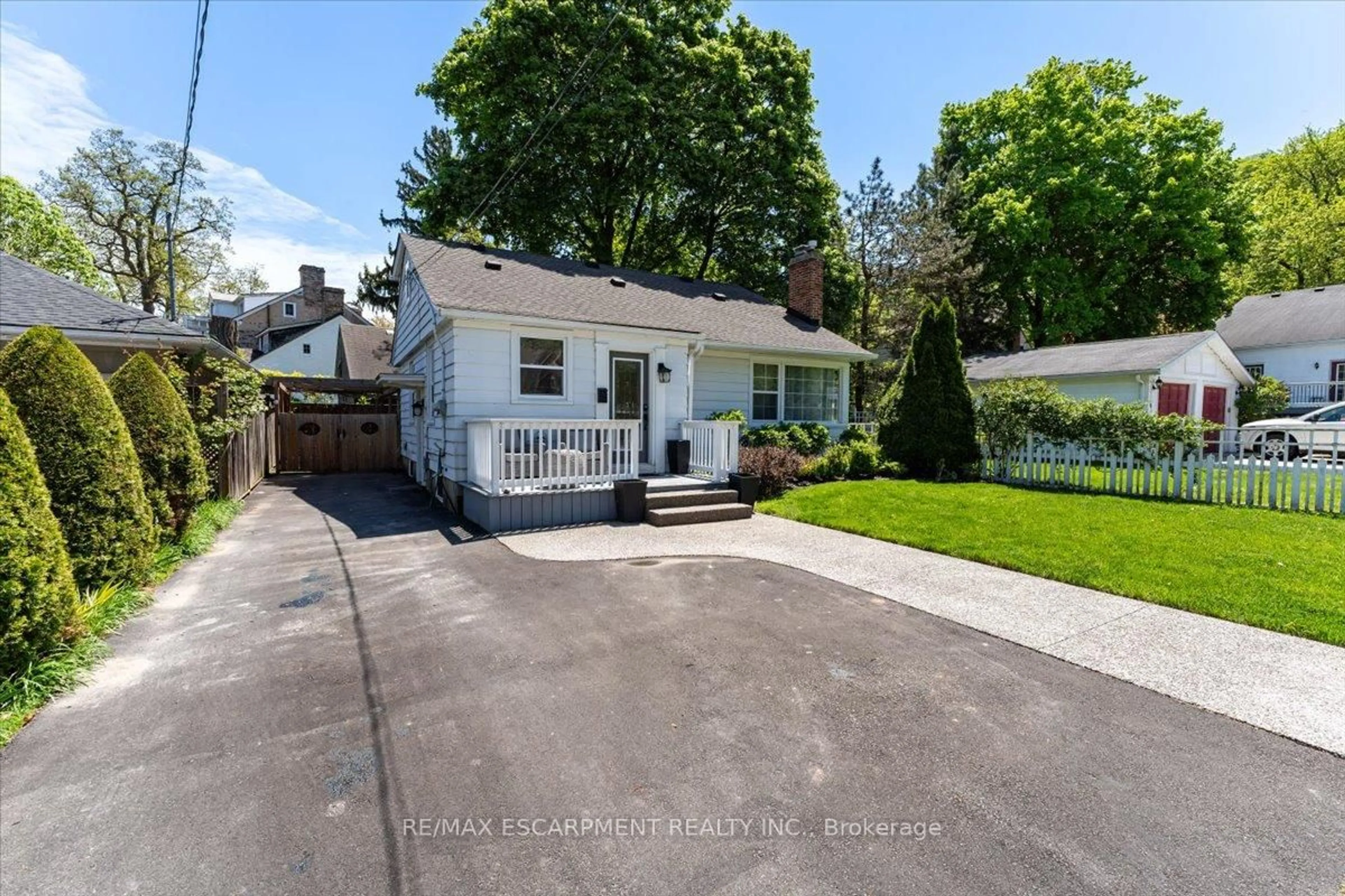 A pic from outside/outdoor area/front of a property/back of a property/a pic from drone, street for 23 NELLES Blvd, Grimsby Ontario L3M 3P9