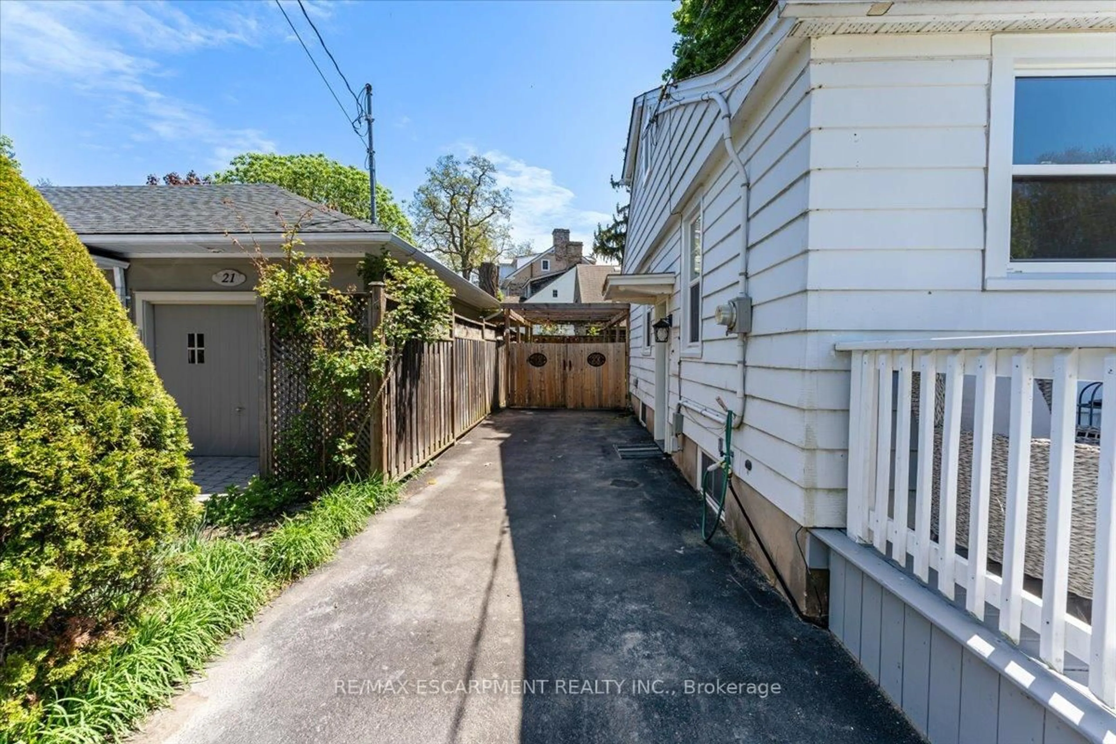 A pic from outside/outdoor area/front of a property/back of a property/a pic from drone, street for 23 NELLES Blvd, Grimsby Ontario L3M 3P9
