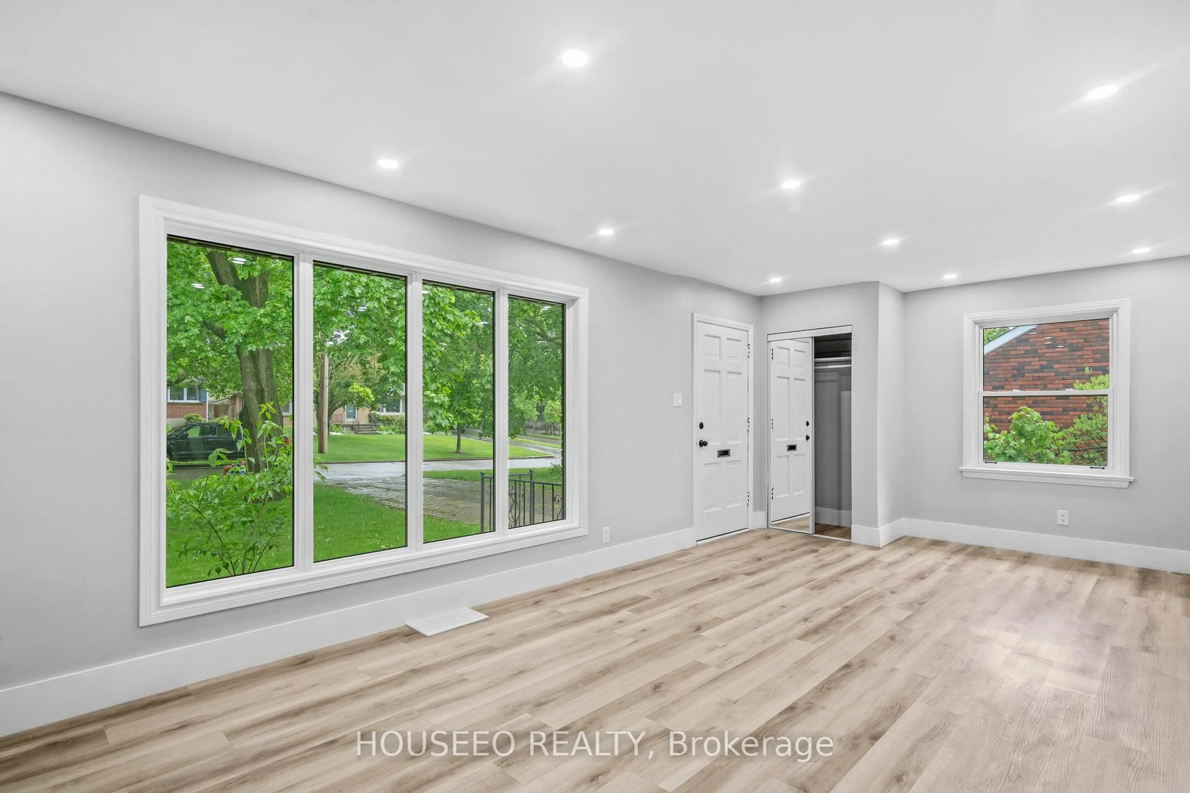 Indoor entryway for 718 Leroy Ave, London East Ontario N5Y 4G5