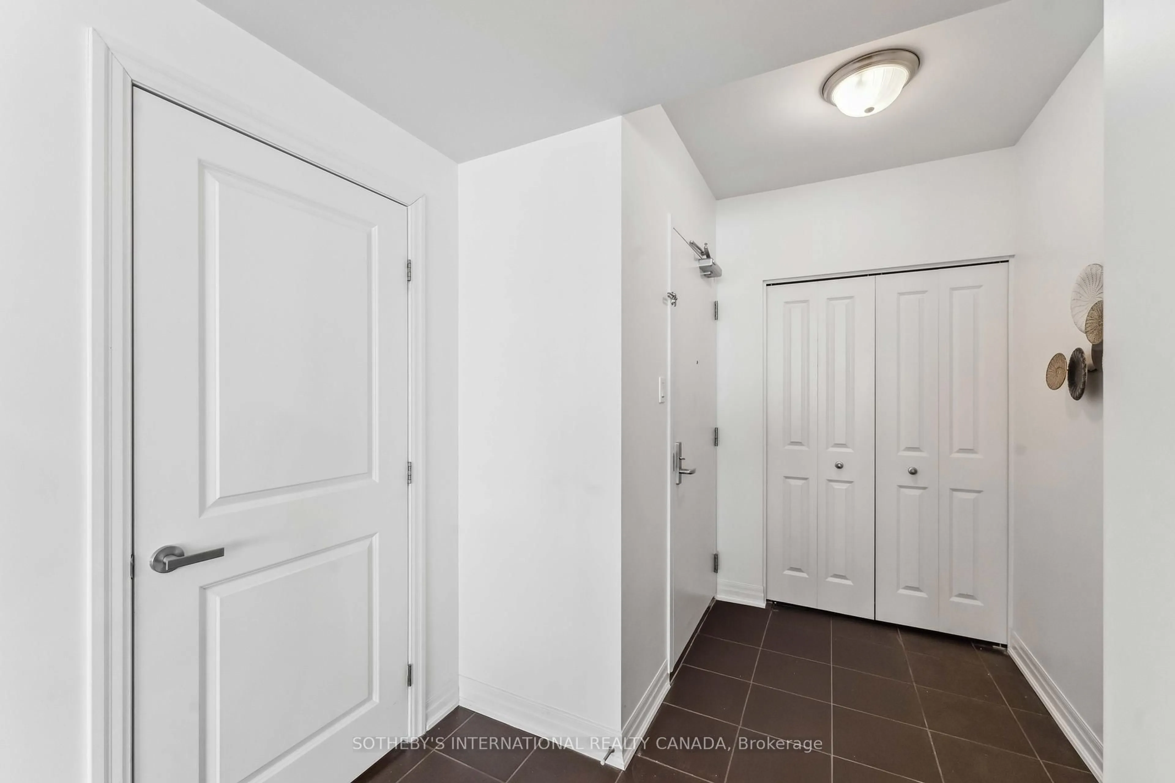 Indoor entryway for 90 Landry St #907, Ottawa Ontario K1L 0A9