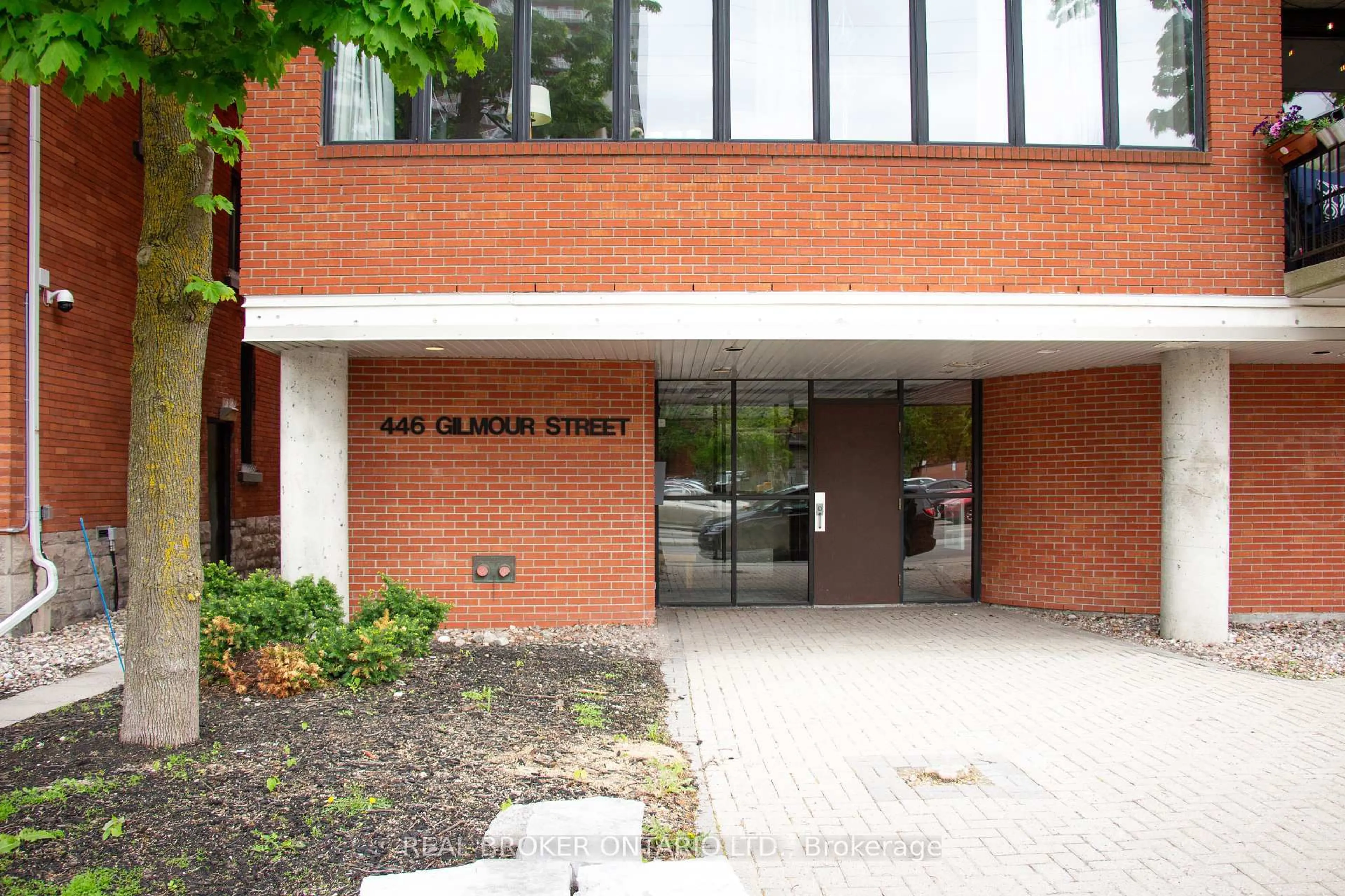 Indoor foyer for 446 Gilmour St #202, Ottawa Ontario K2P 0R8
