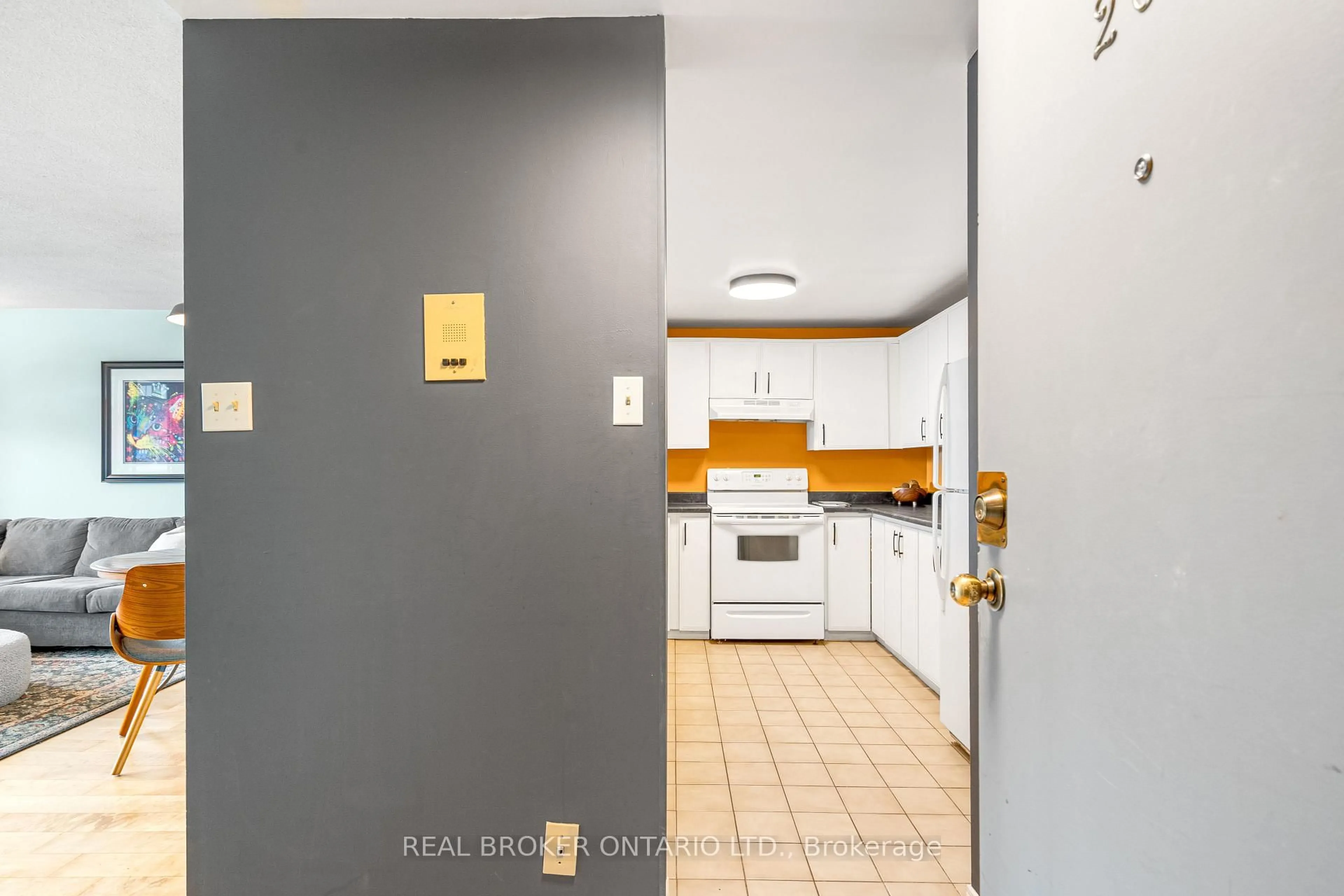 Standard kitchen, unknown for 446 Gilmour St #202, Ottawa Ontario K2P 0R8
