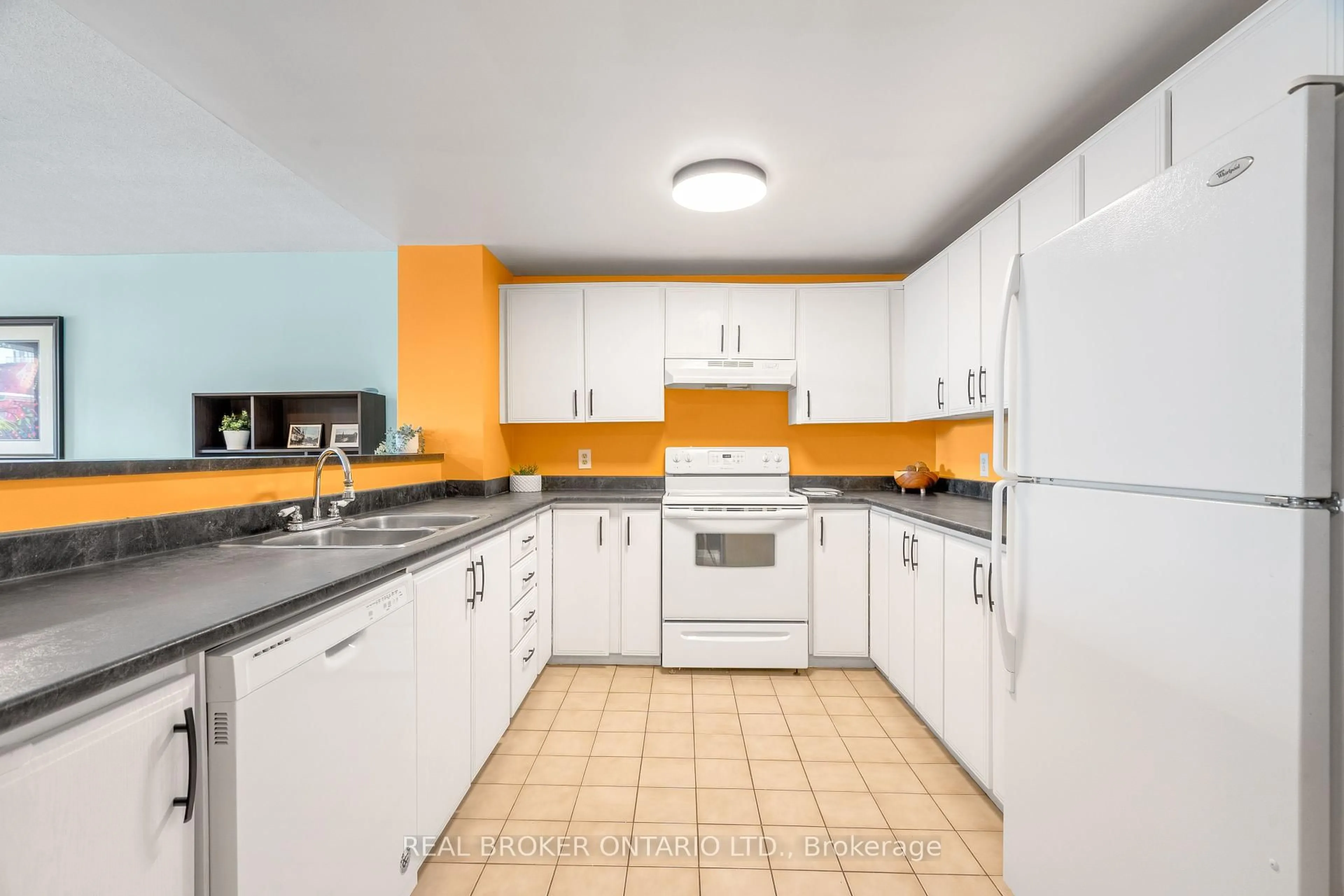 Standard kitchen, ceramic/tile floor for 446 Gilmour St #202, Ottawa Ontario K2P 0R8