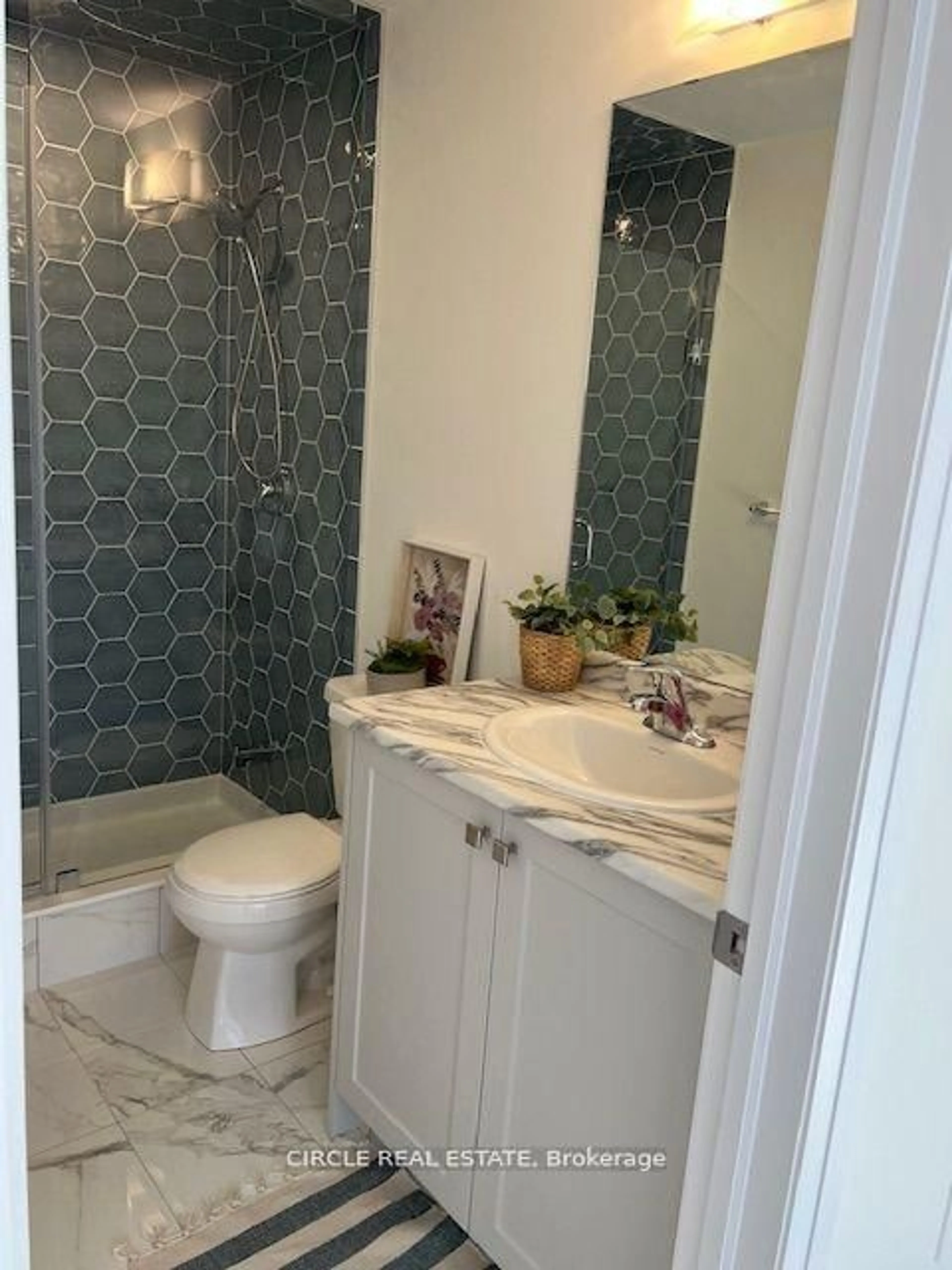 Contemporary bathroom, ceramic/tile floor for 71 Norwich Cres, Haldimand Ontario N3W 0J4