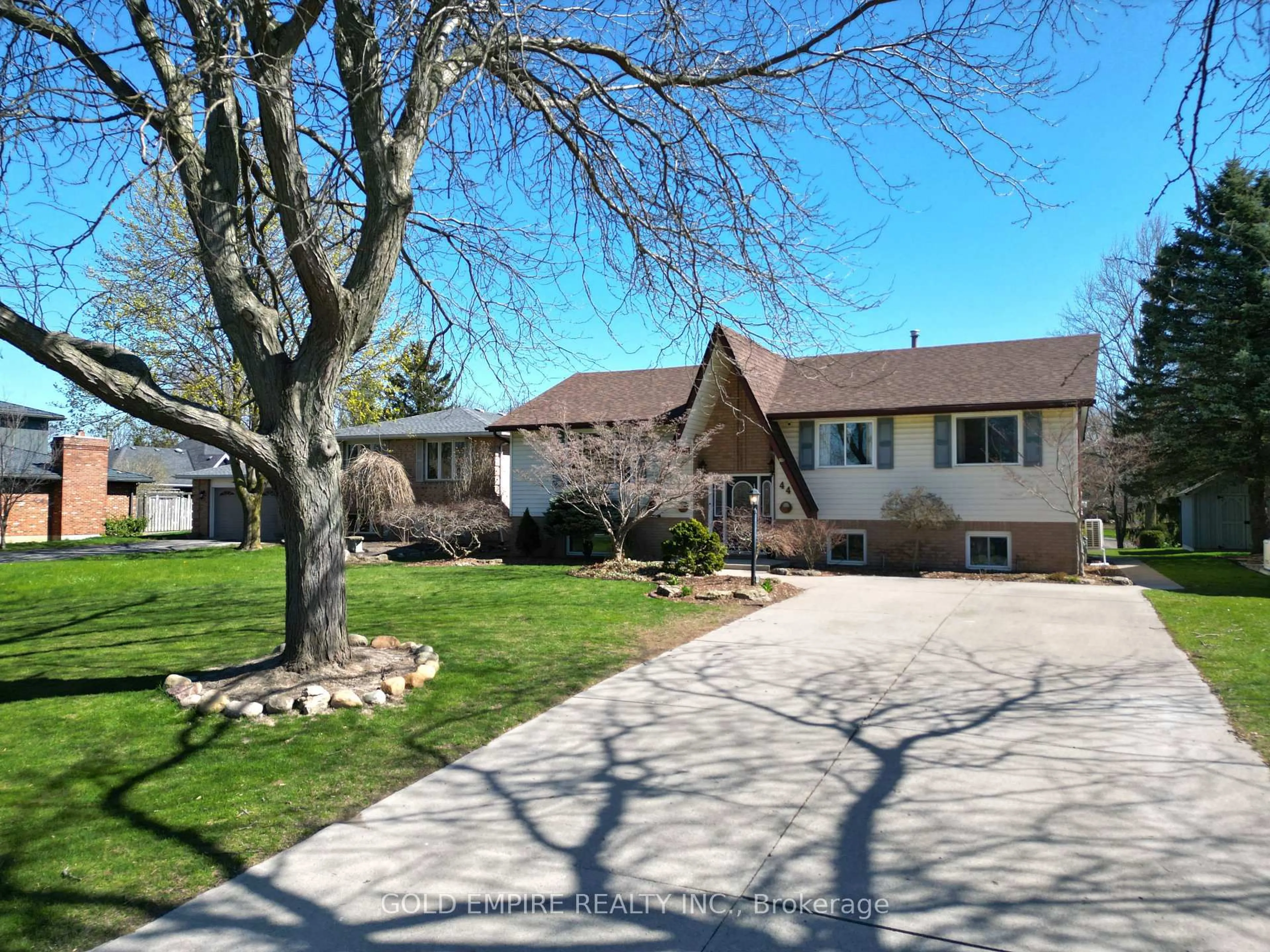 A pic from outside/outdoor area/front of a property/back of a property/a pic from drone, street for 44 Richard St, Chatham-Kent Ontario N0P 2C0