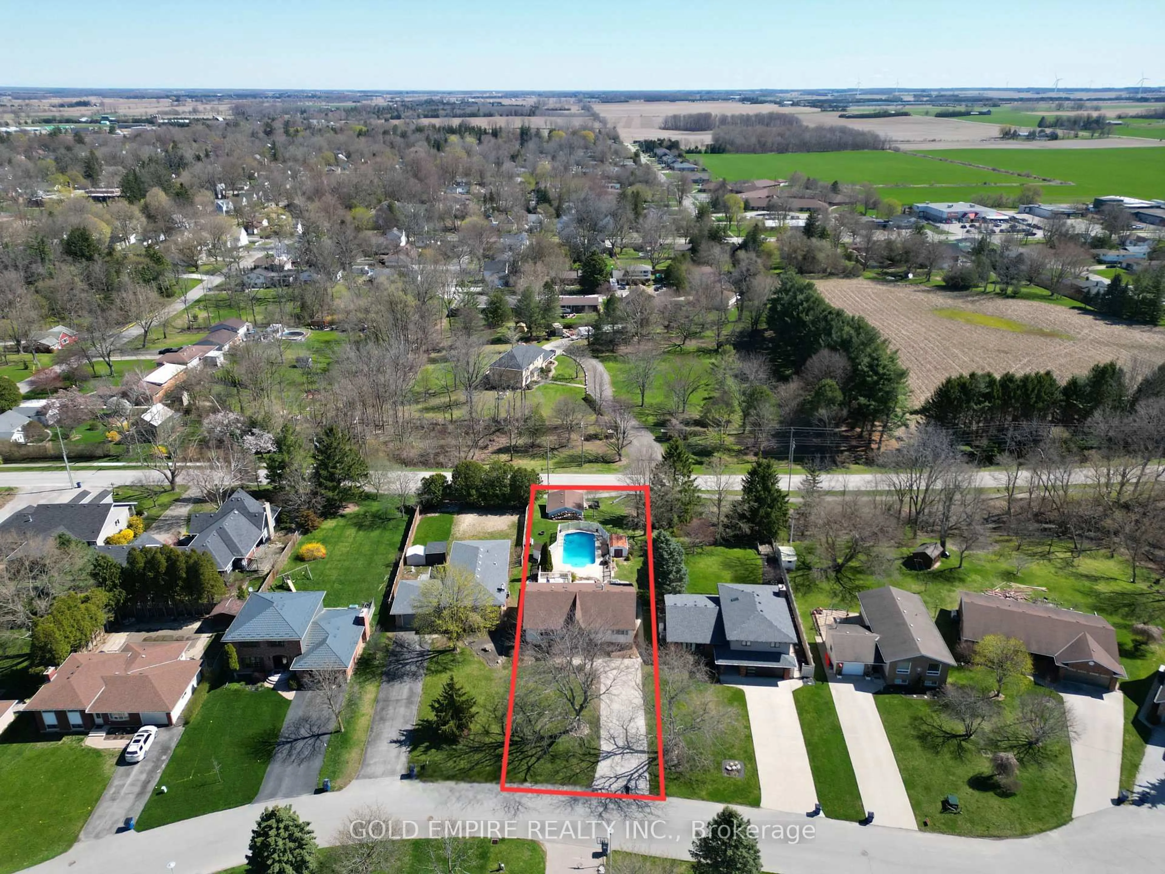 A pic from outside/outdoor area/front of a property/back of a property/a pic from drone, water/lake/river/ocean view for 44 Richard St, Chatham-Kent Ontario N0P 2C0