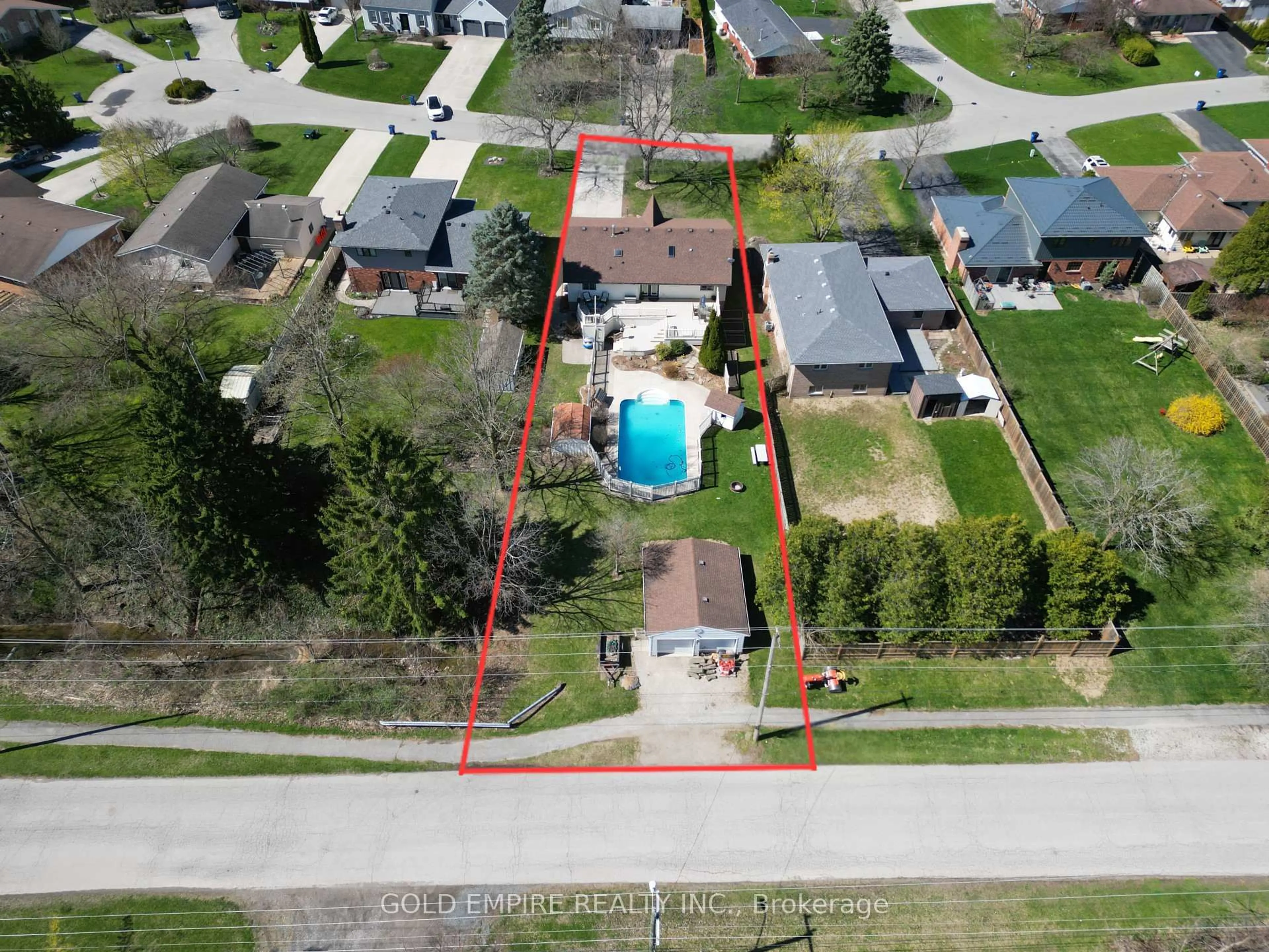 A pic from outside/outdoor area/front of a property/back of a property/a pic from drone, street for 44 Richard St, Chatham-Kent Ontario N0P 2C0