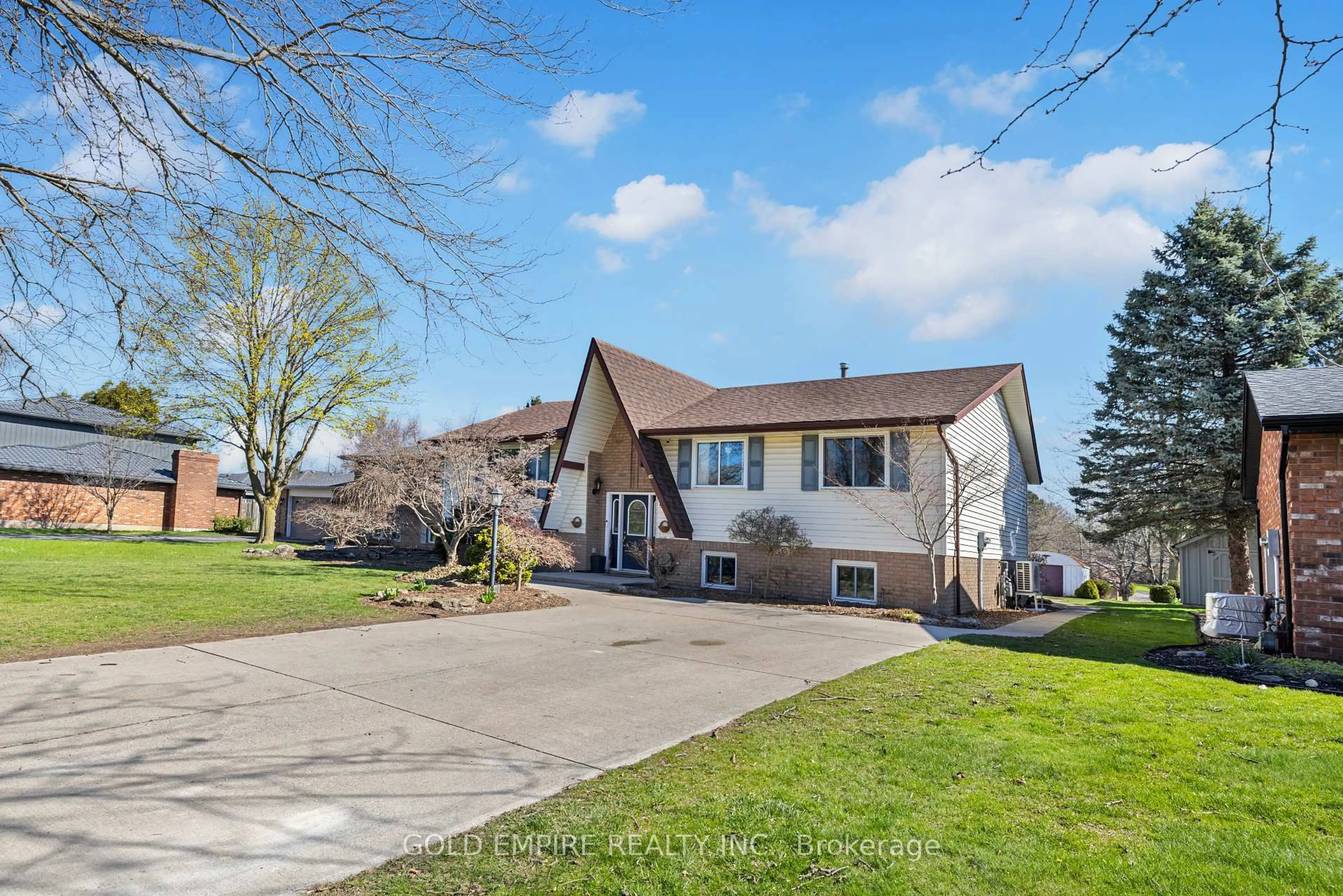 A pic from outside/outdoor area/front of a property/back of a property/a pic from drone, street for 44 Richard St, Chatham-Kent Ontario N0P 2C0