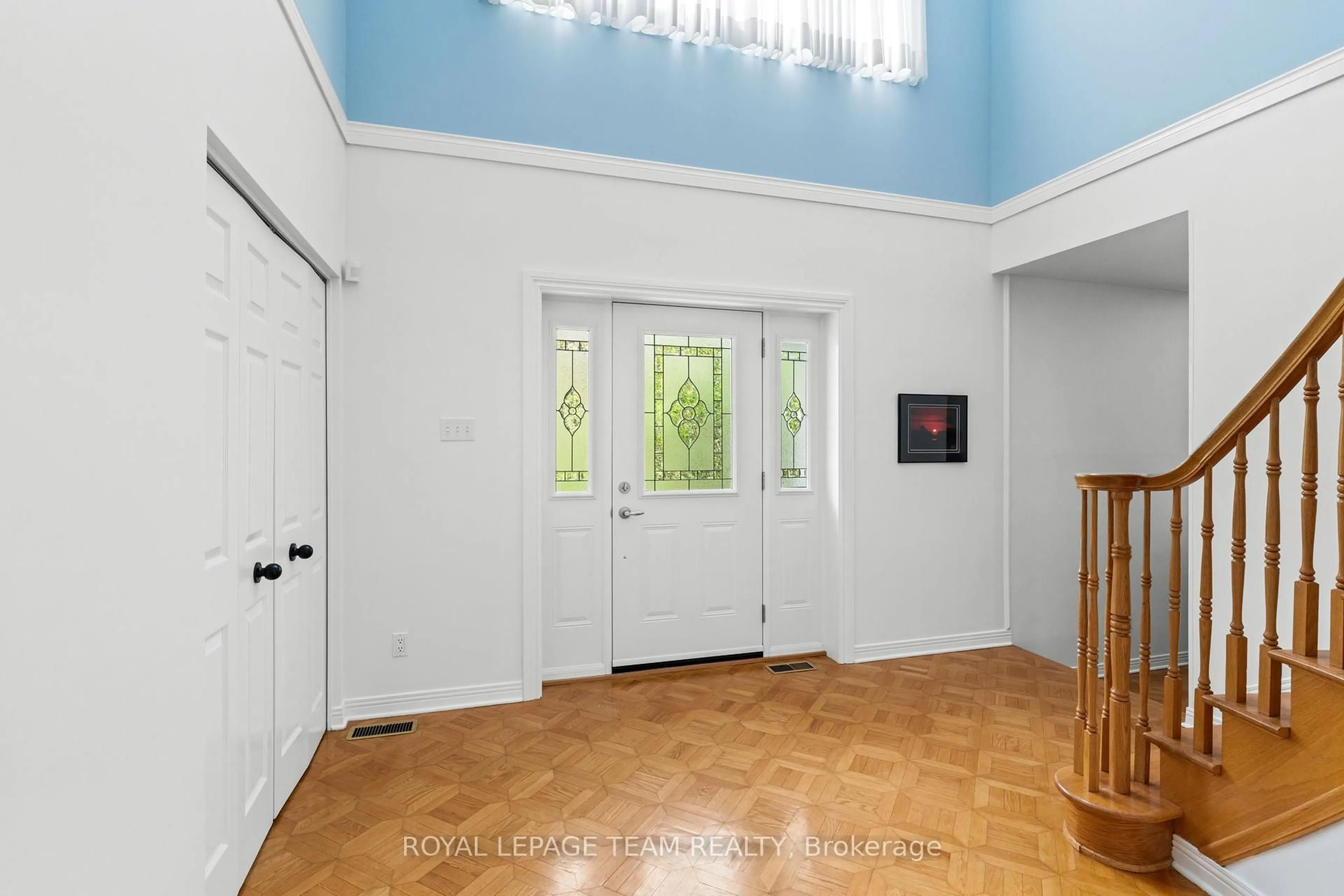 Indoor foyer for 5517 Cedar Dr, Ottawa Ontario K4M 1B4