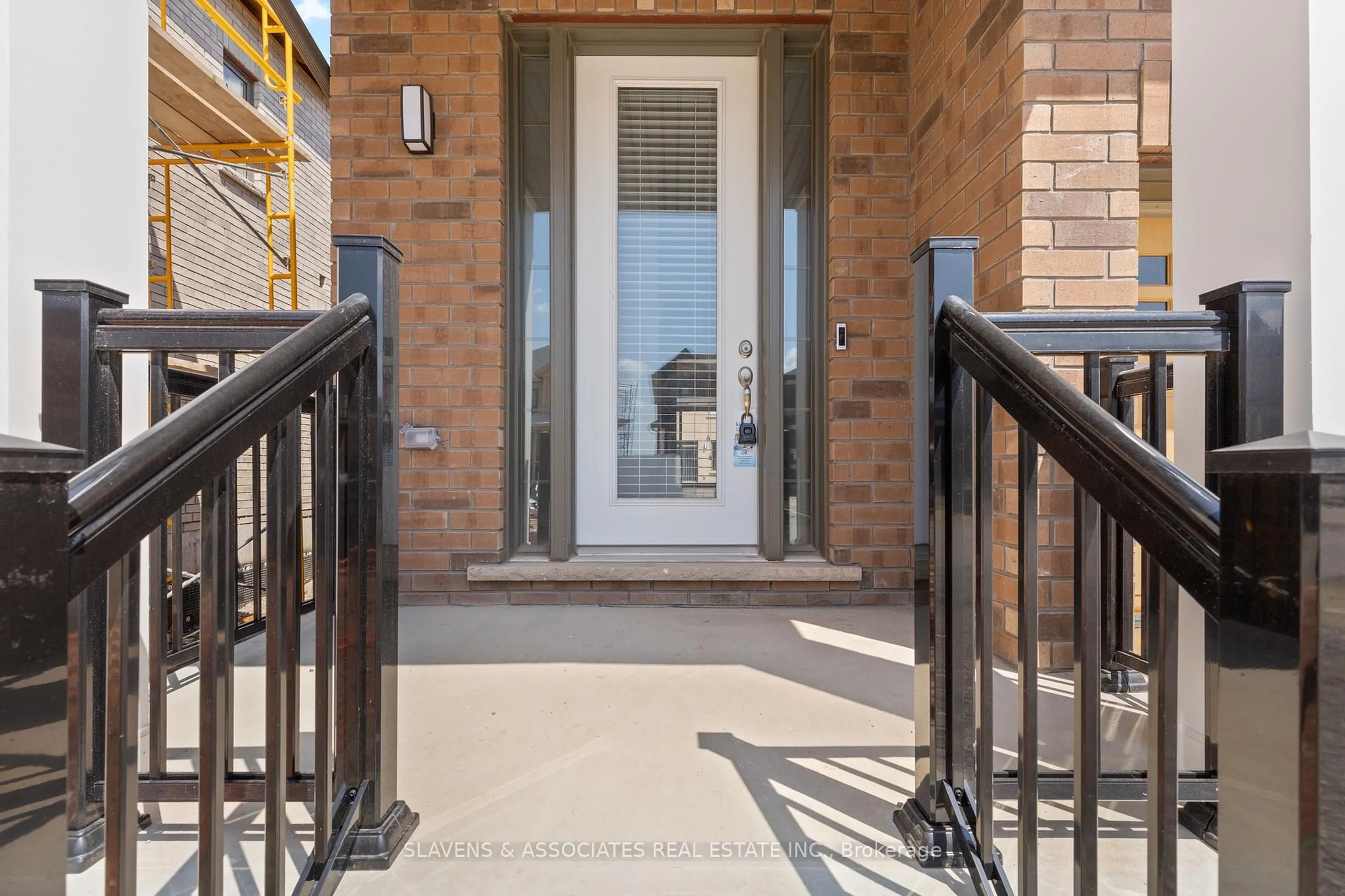 Indoor entryway for 16 Crossmore Cres, Cambridge Ontario N1S 0C7