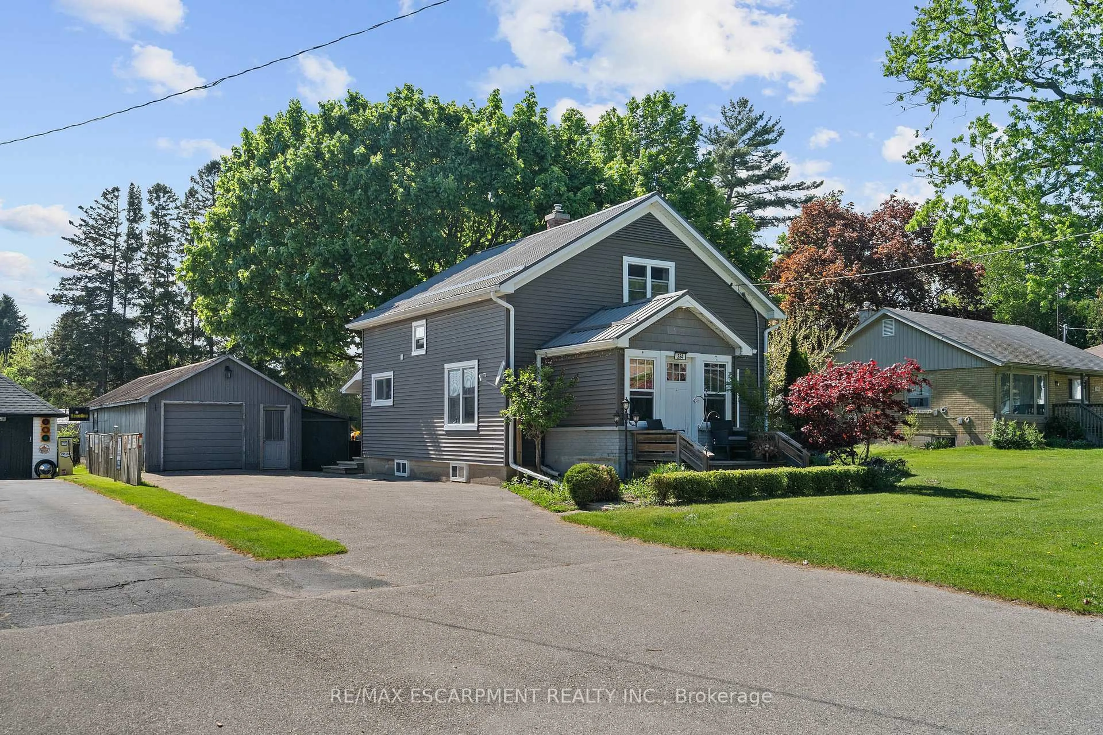 A pic from outside/outdoor area/front of a property/back of a property/a pic from drone, street for 254 ST. JAMES St, Norfolk Ontario N0E 1Y0