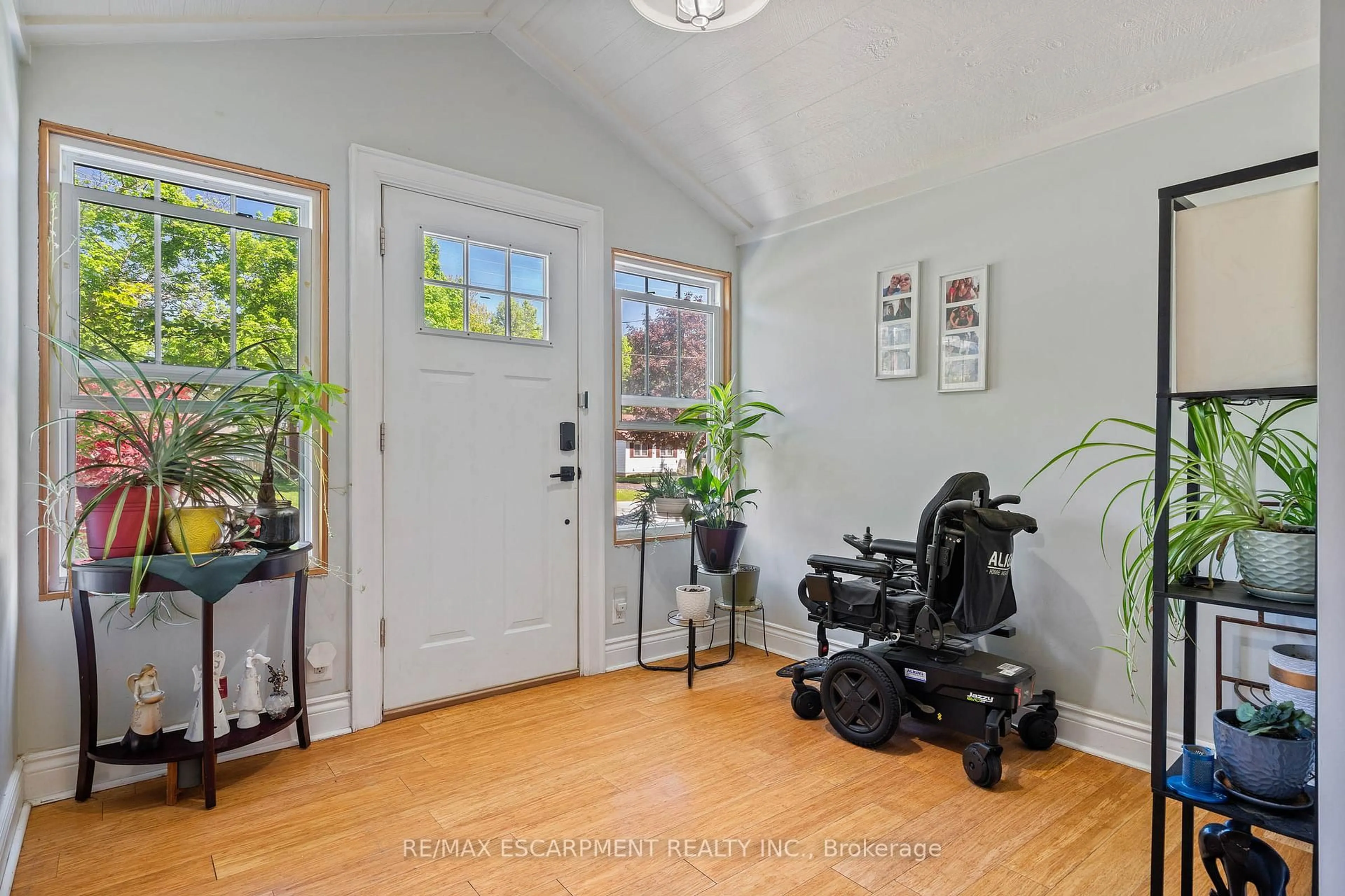 Indoor entryway for 254 ST. JAMES St, Norfolk Ontario N0E 1Y0