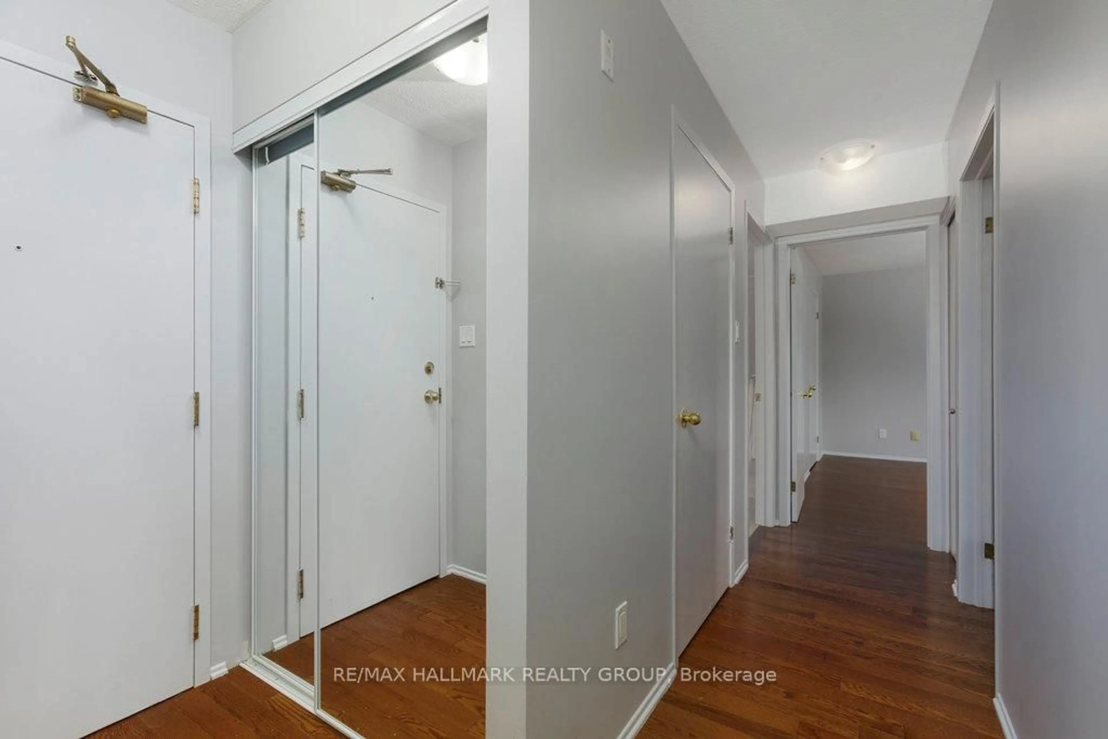Indoor entryway for 316 LORRY GREENBERG Dr #314, Ottawa Ontario K1T 2P4