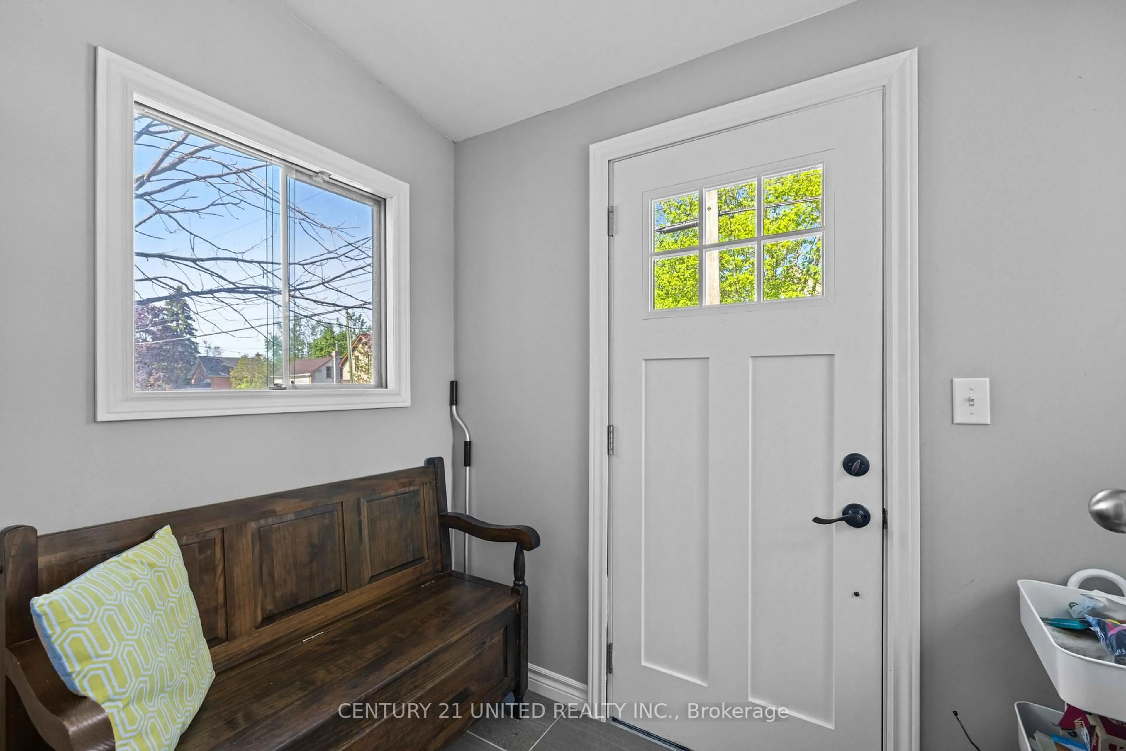 Indoor entryway for 27 St Patrick St, Kawartha Lakes Ontario K9V 1R2