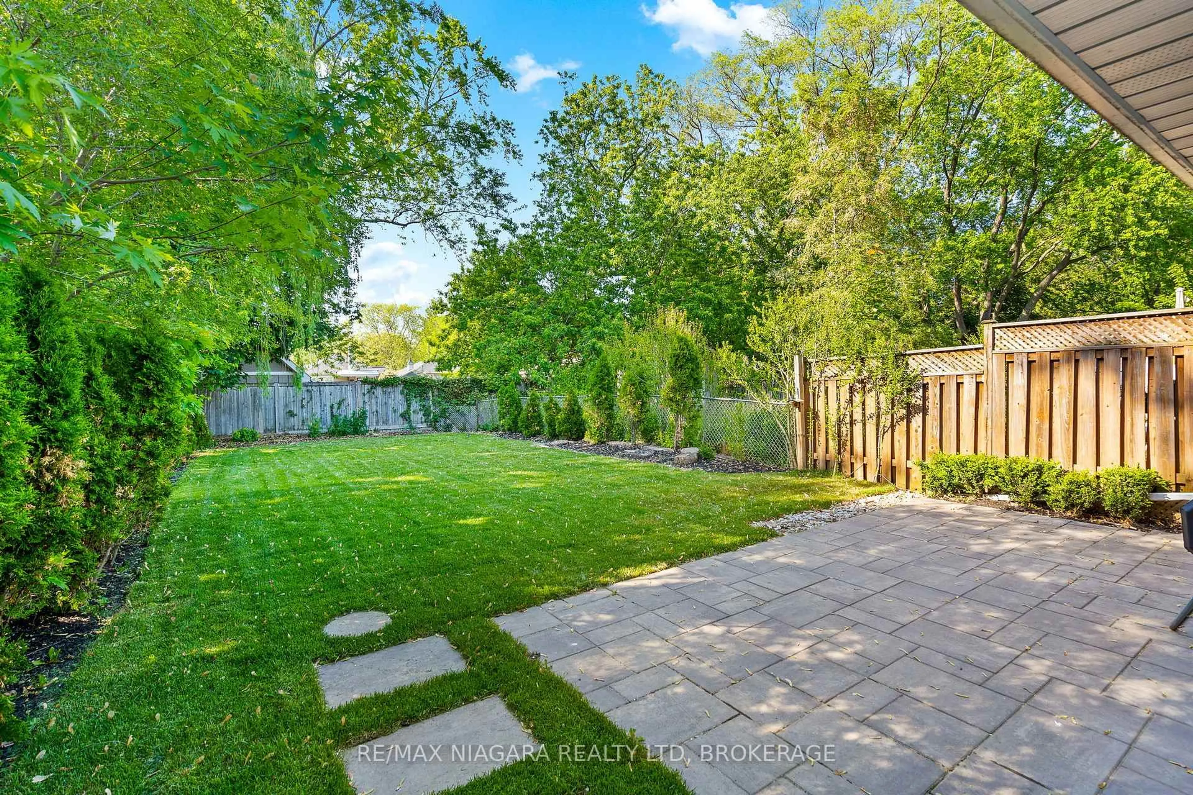 Patio, street for 27 LOUIS Ave, St. Catharines Ontario L2M 2N4
