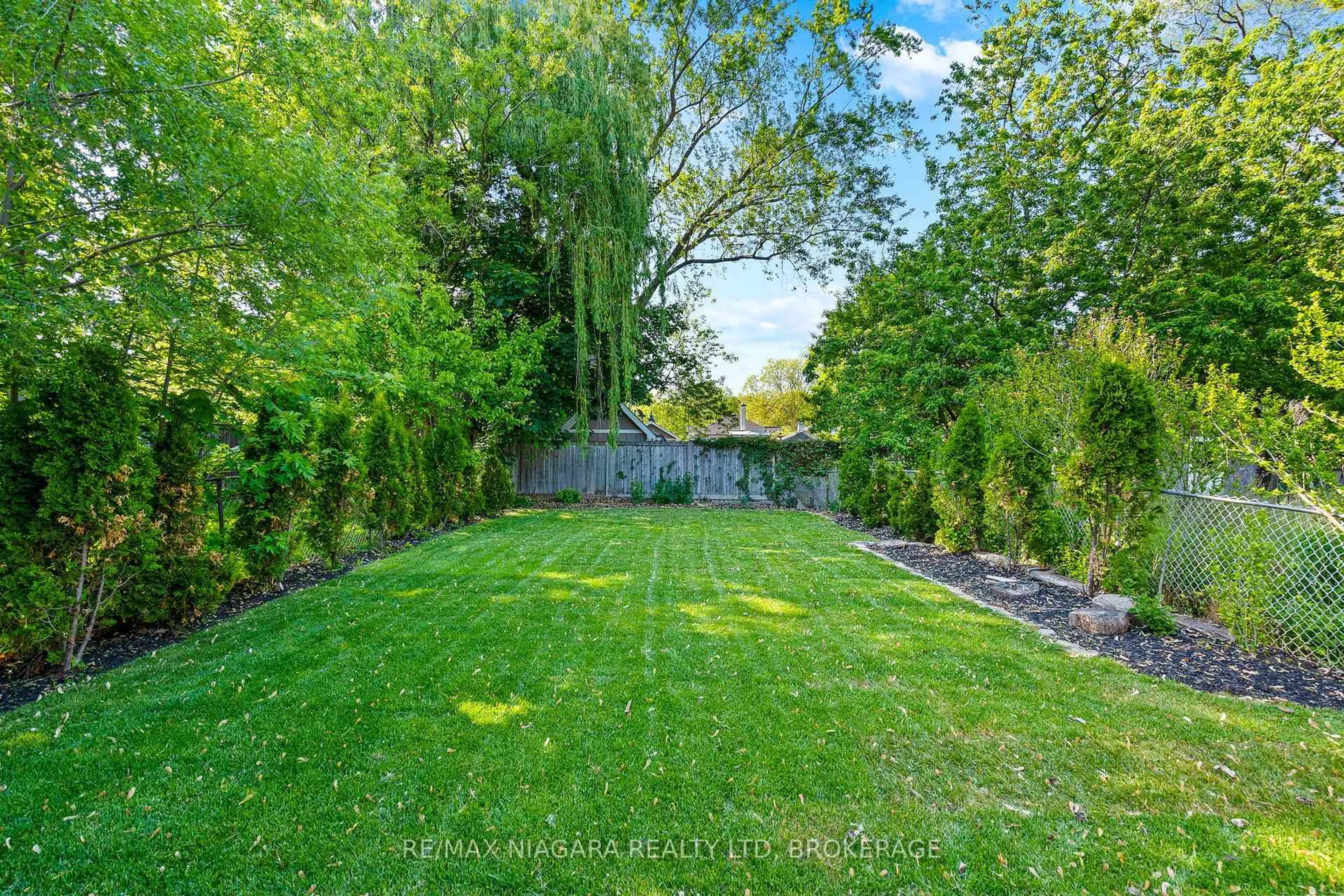 Patio, street for 27 LOUIS Ave, St. Catharines Ontario L2M 2N4