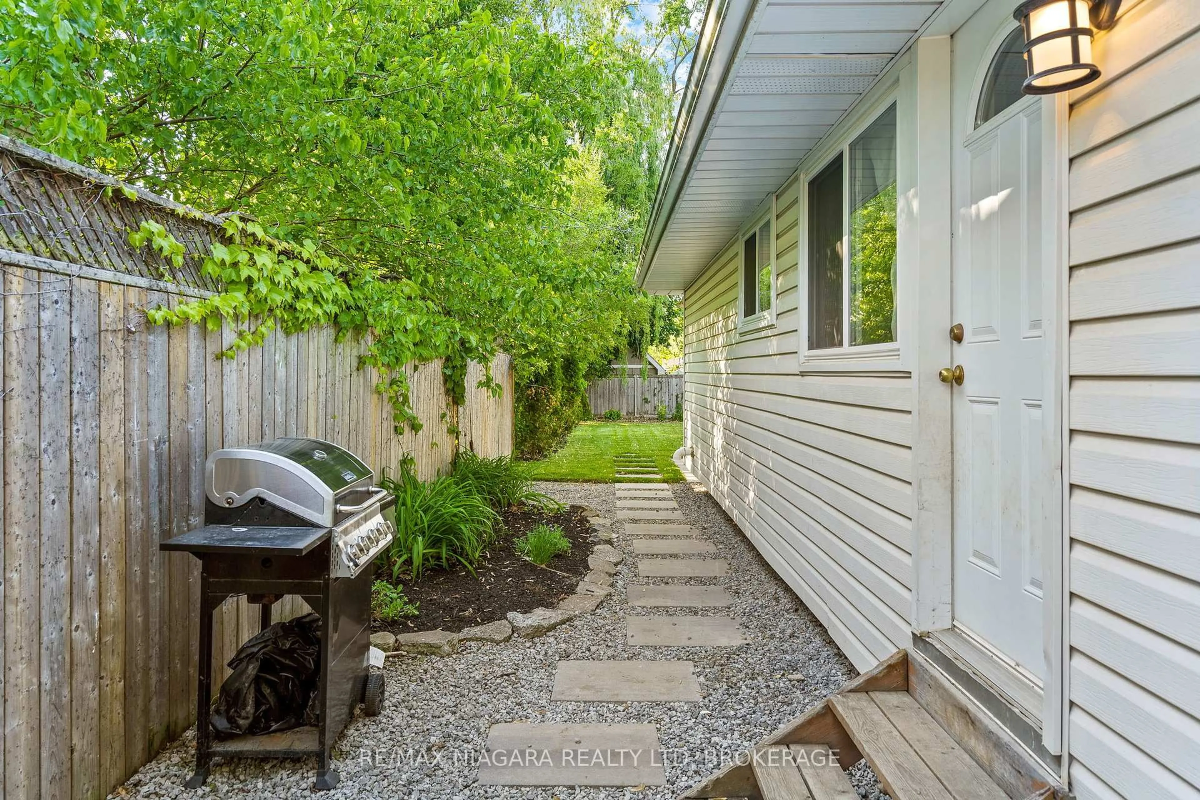 Patio, street for 27 LOUIS Ave, St. Catharines Ontario L2M 2N4