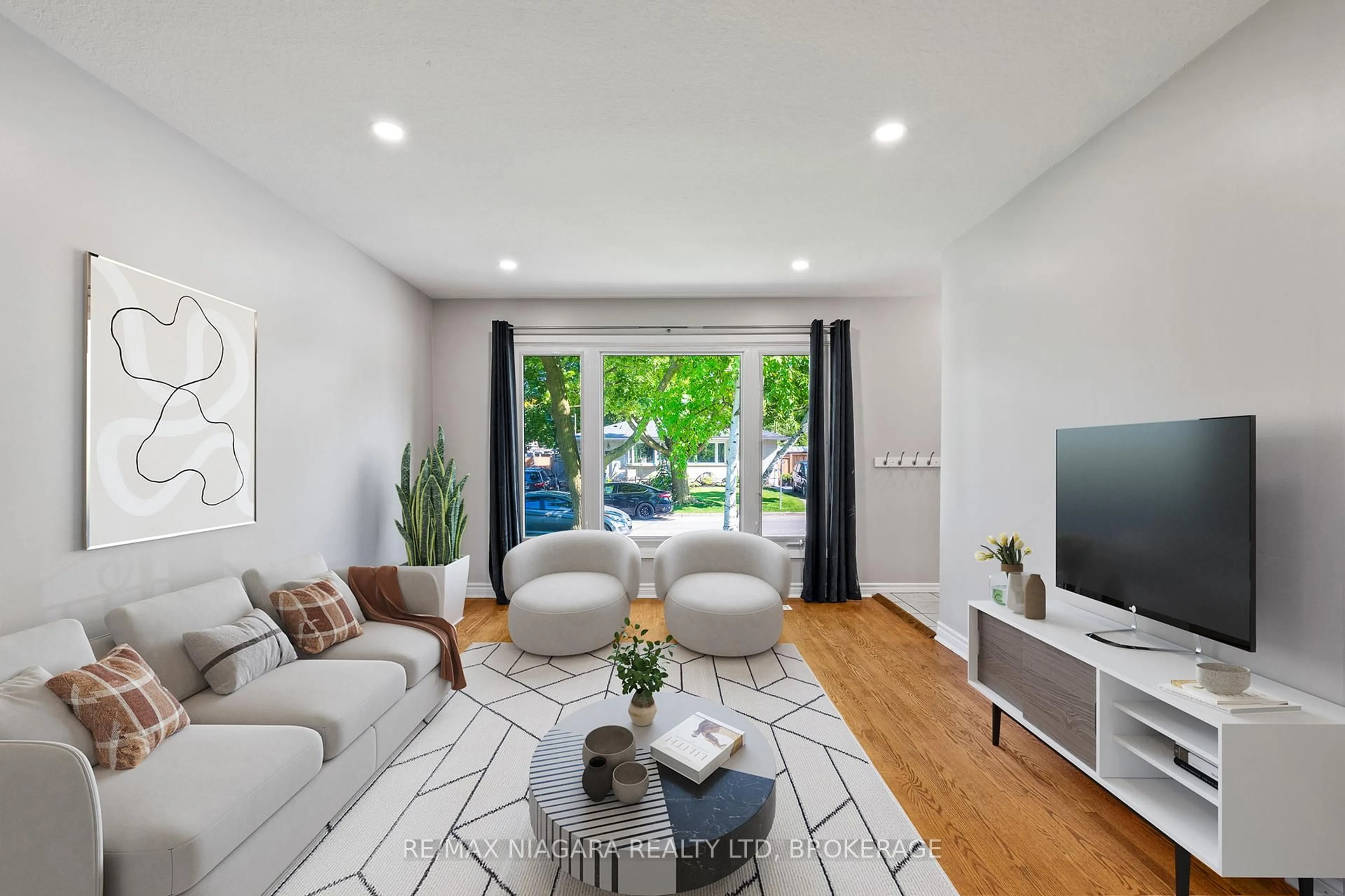 Living room with furniture, unknown for 27 LOUIS Ave, St. Catharines Ontario L2M 2N4