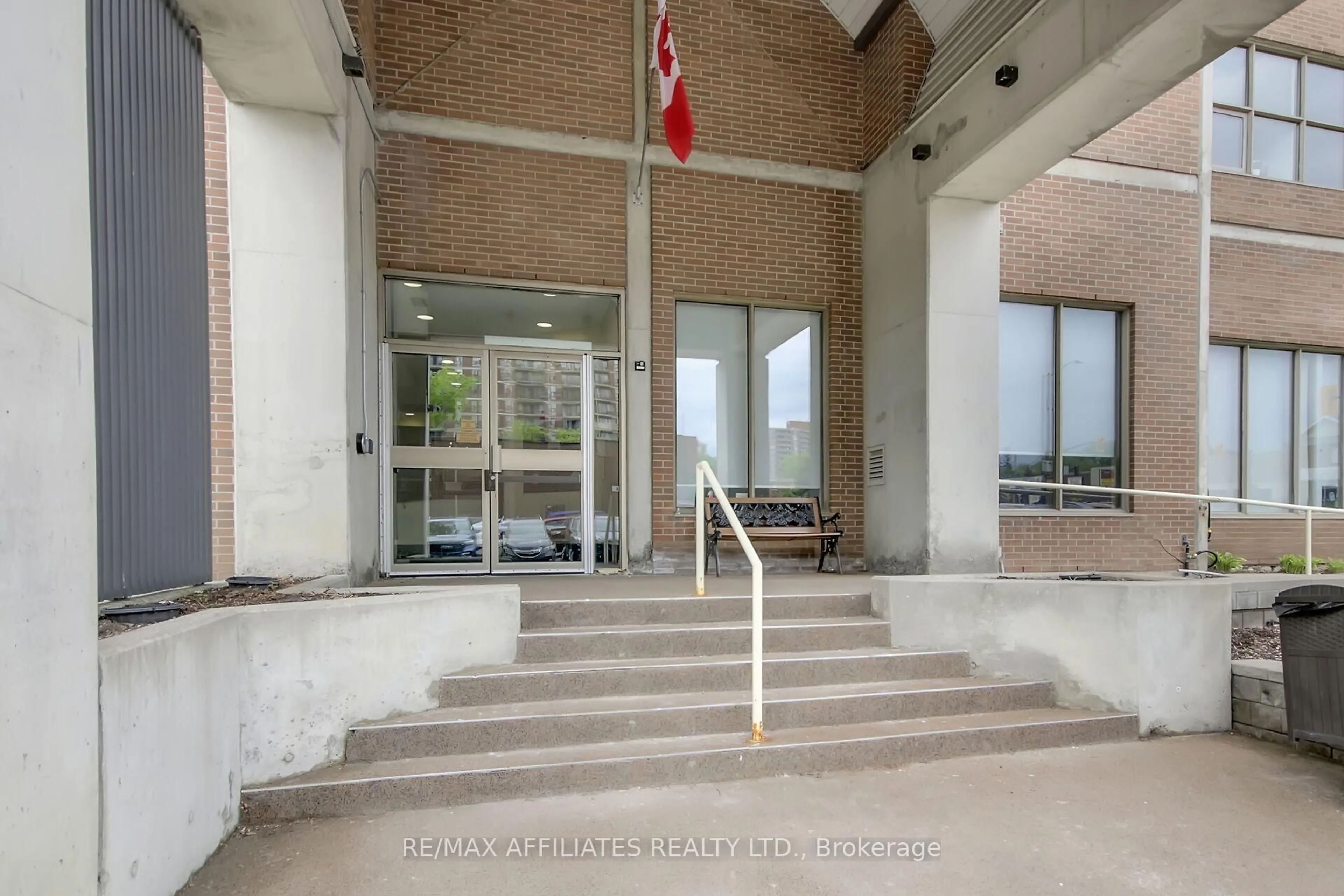Indoor foyer for 200 Lafontaine Ave #U303, Ottawa Ontario K1L 8K8