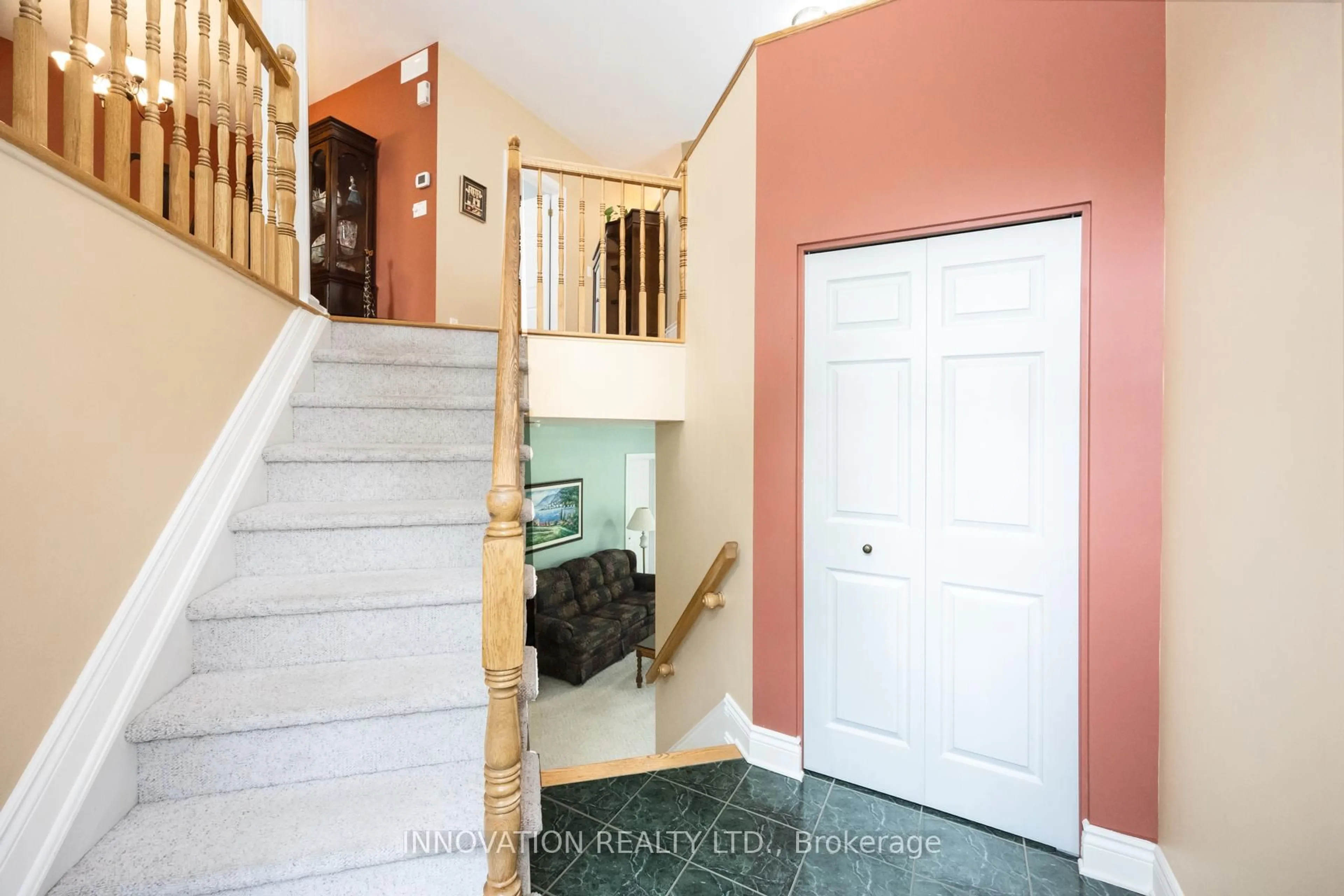 Indoor entryway for 36 Castle Glen Cres, Ottawa Ontario K2L 4H1