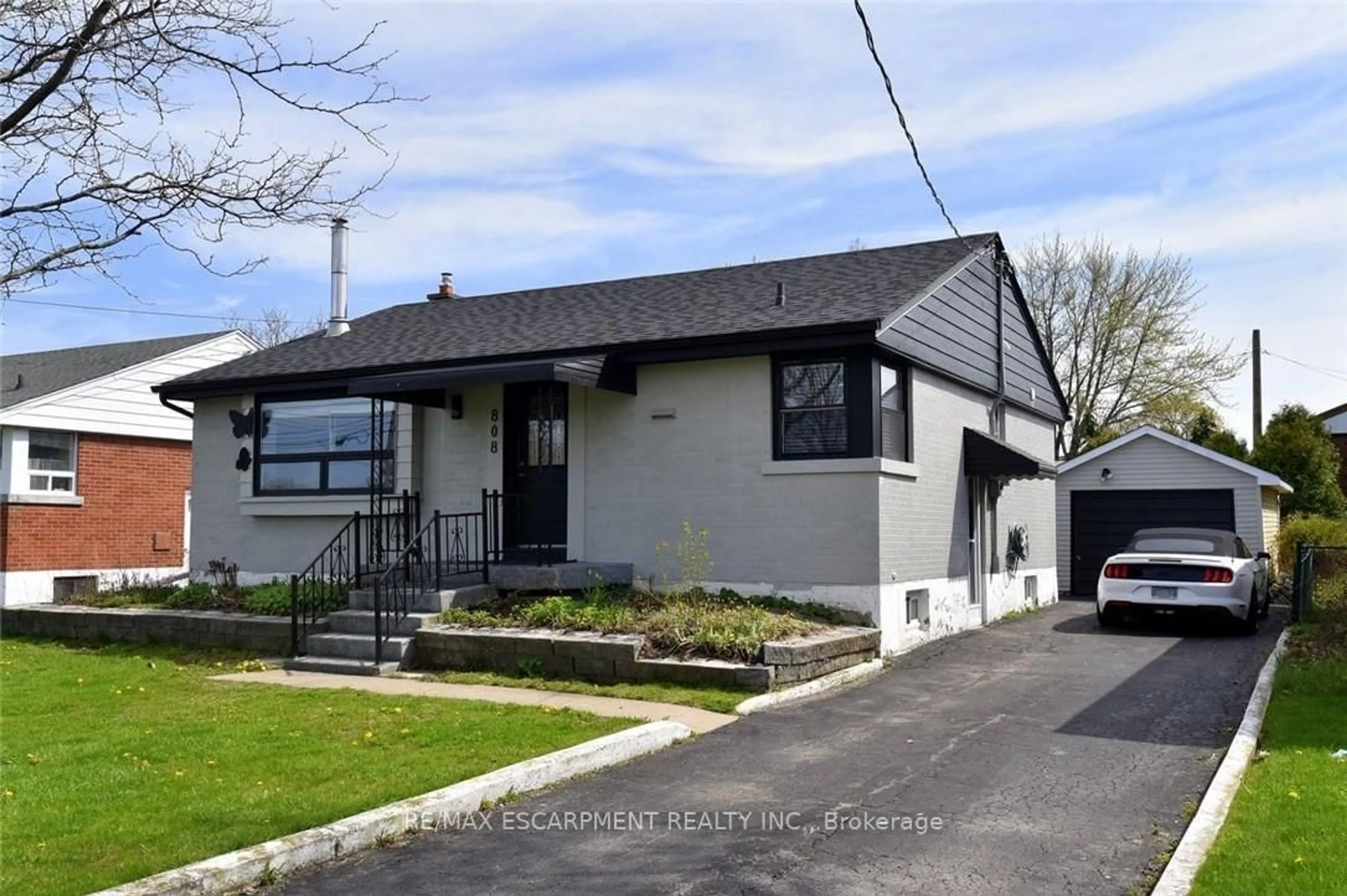 Home with vinyl exterior material, street for 808 Tenth Ave, Hamilton Ontario L8T 2G6