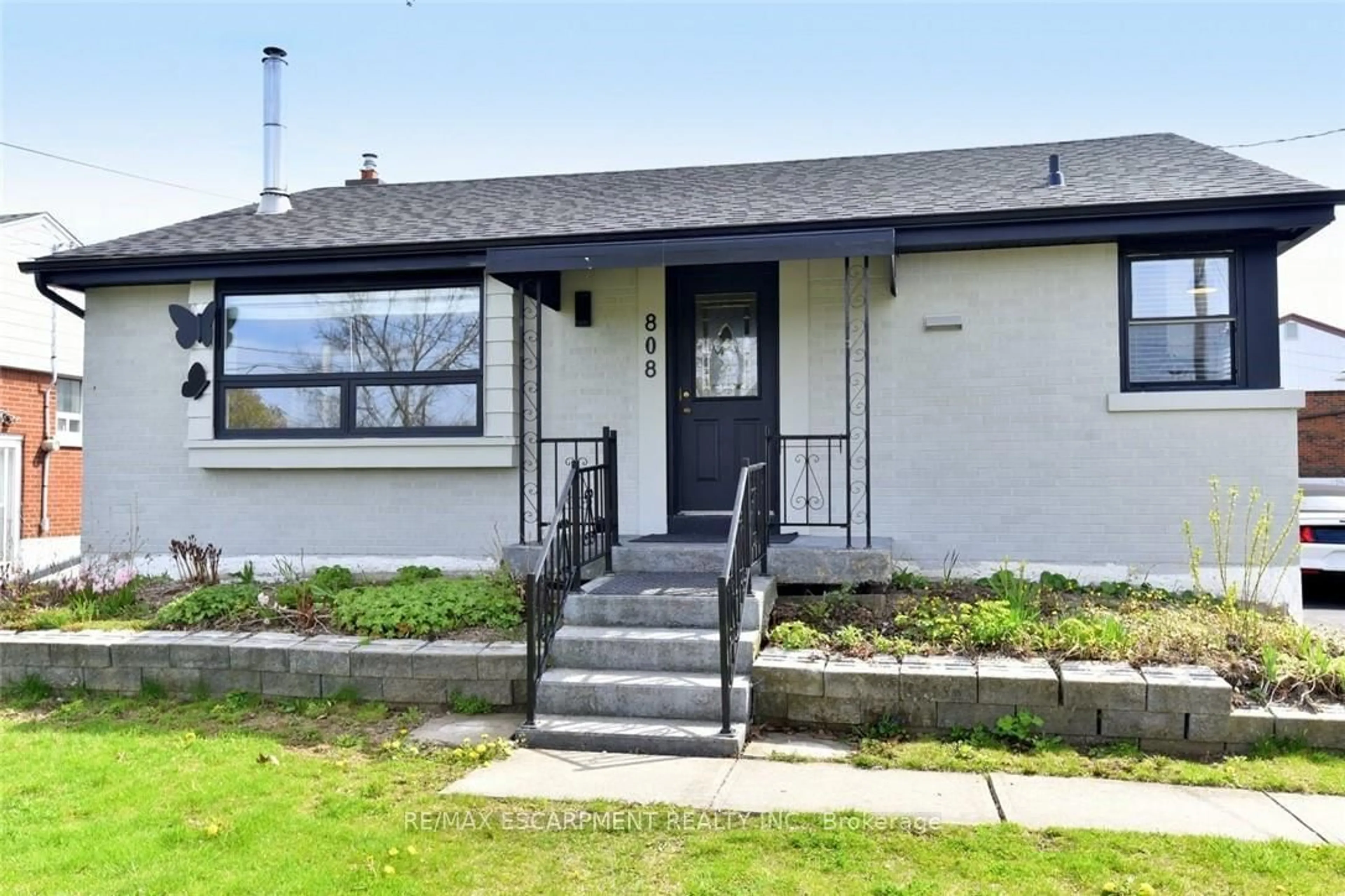 Home with vinyl exterior material, street for 808 Tenth Ave, Hamilton Ontario L8T 2G6