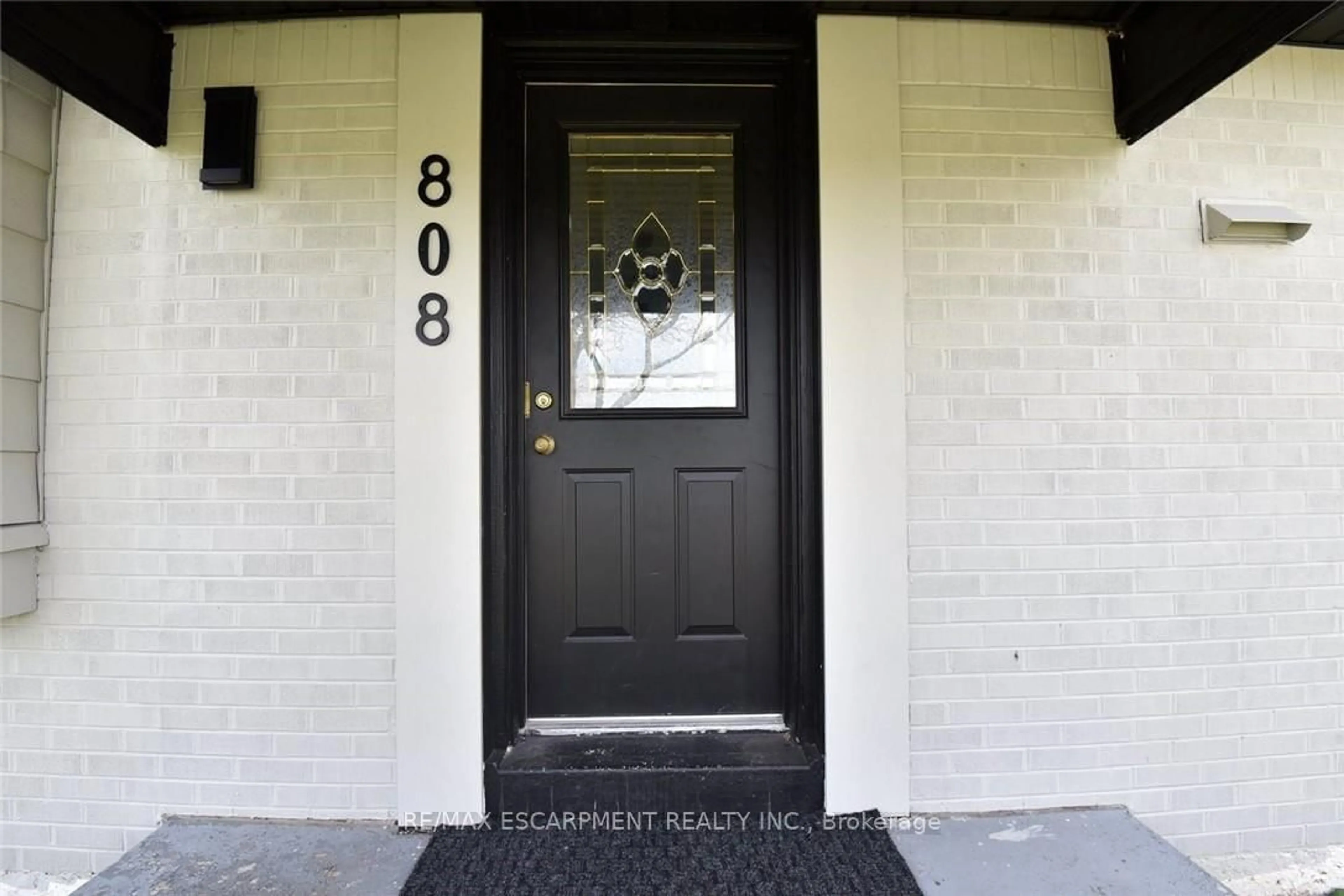 Indoor entryway for 808 Tenth Ave, Hamilton Ontario L8T 2G6