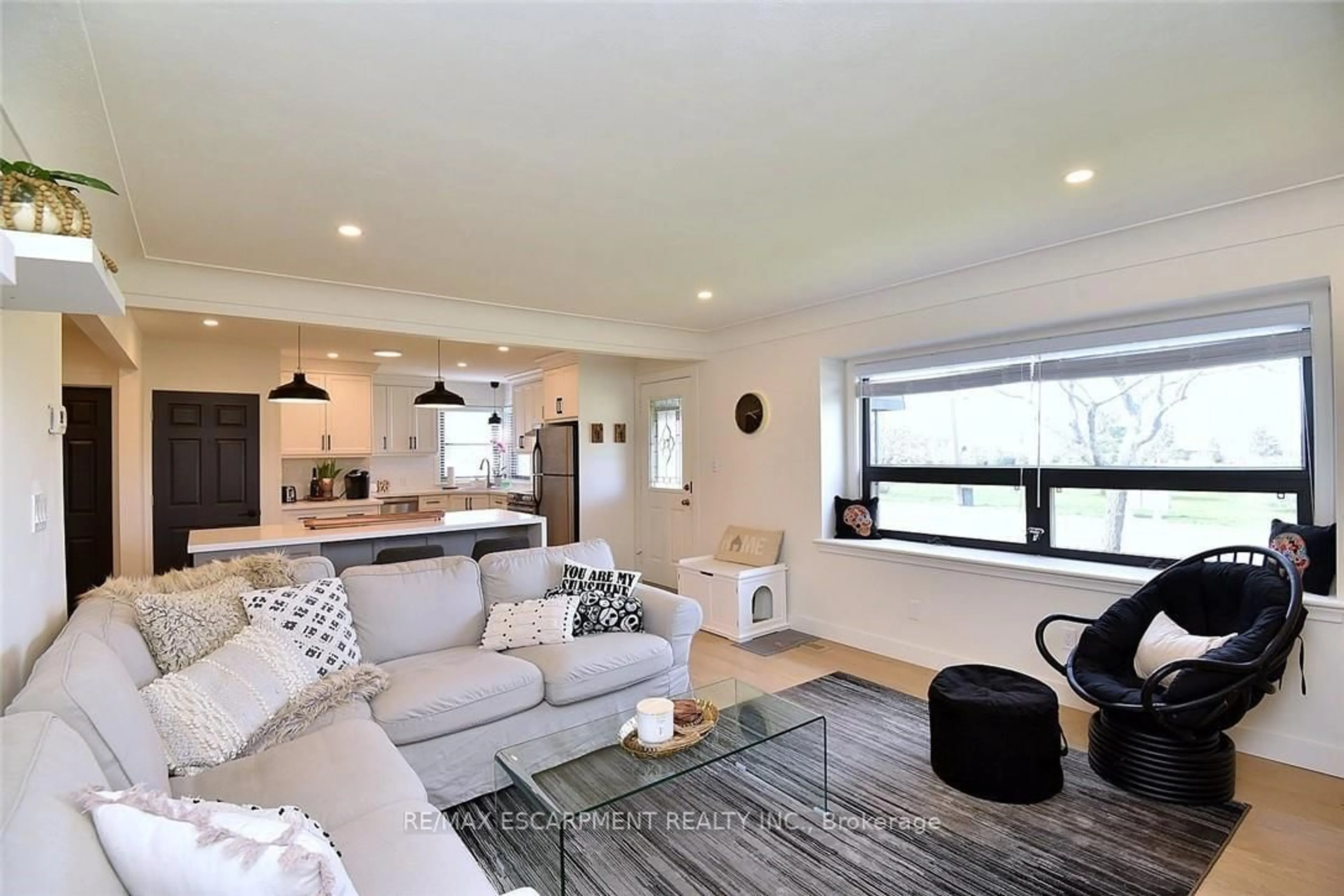 Living room with furniture, unknown for 808 Tenth Ave, Hamilton Ontario L8T 2G6