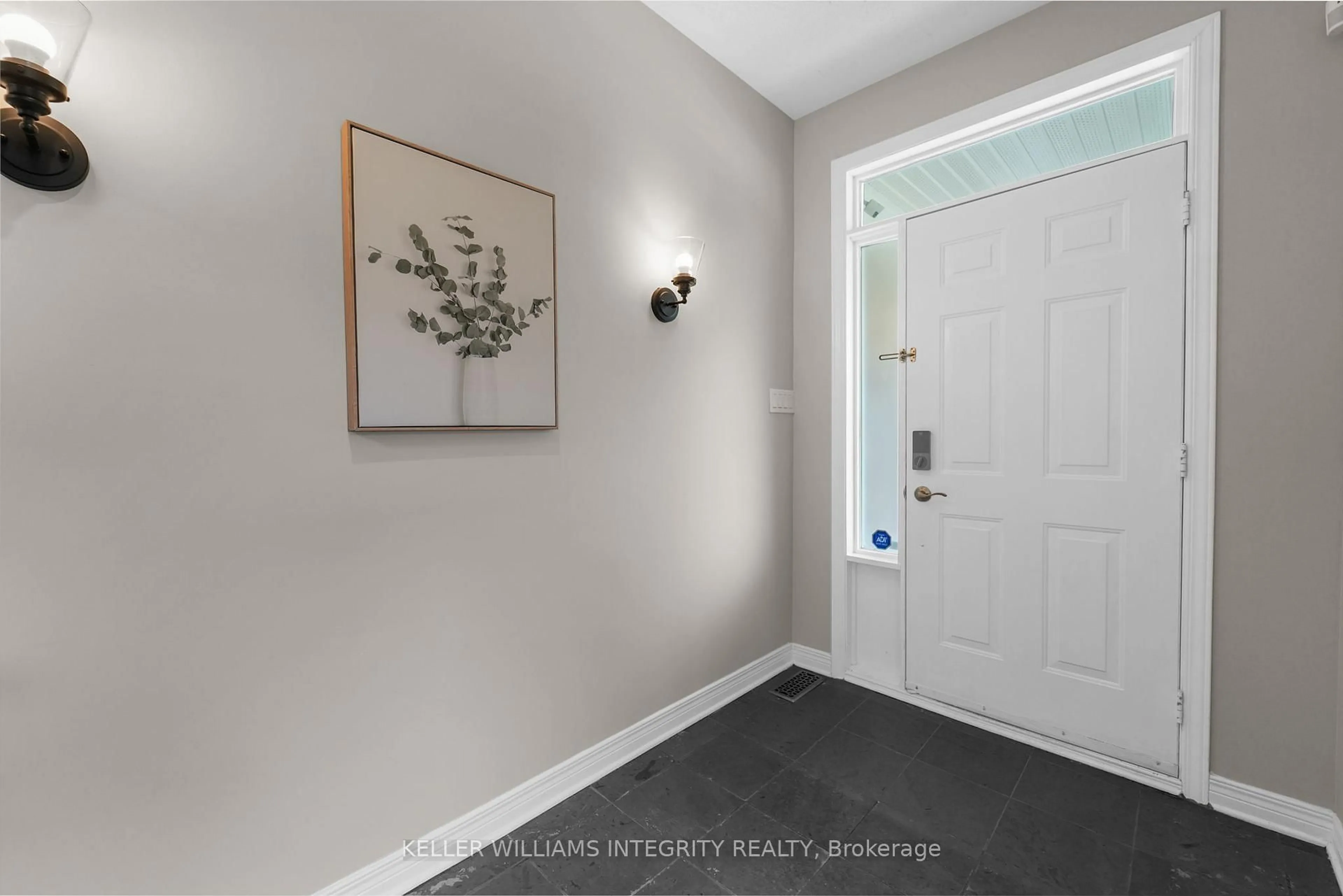 Indoor entryway for 4463 Shoreline Dr, Ottawa Ontario K1V 1R7