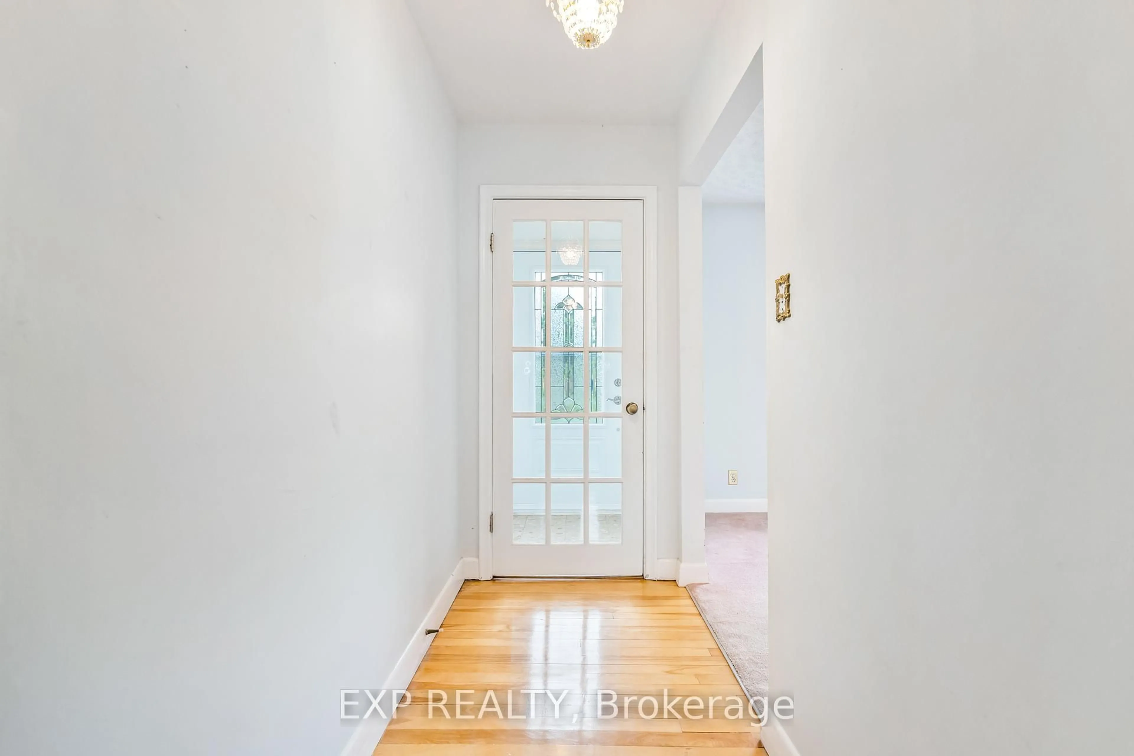 Indoor entryway for 18 Brookdale Ave, Ottawa Ontario K2E 6X2