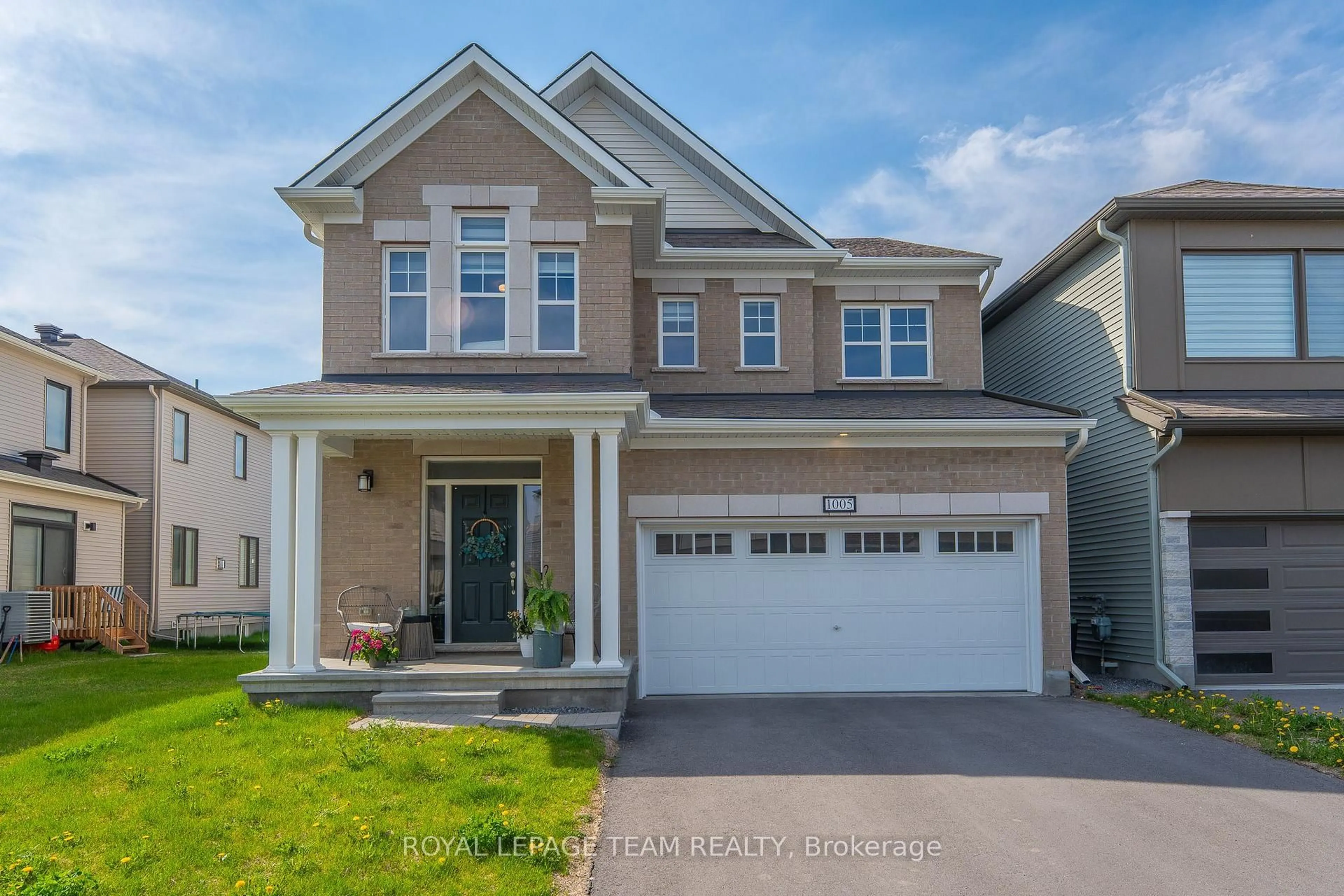 Home with vinyl exterior material, street for 1005 Showman St, Richmond Ontario K0A 2Z0