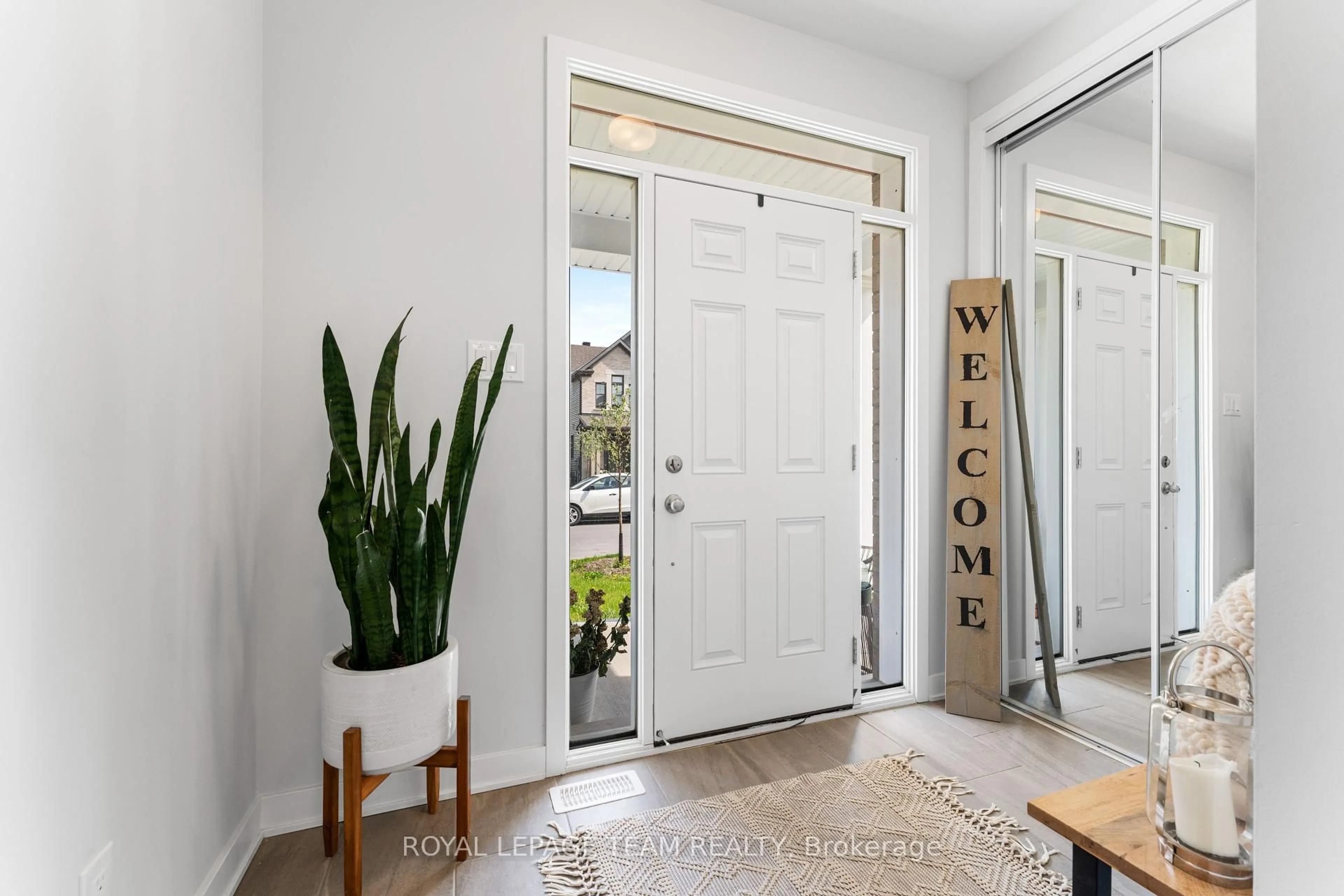 Indoor entryway for 1005 Showman St, Richmond Ontario K0A 2Z0