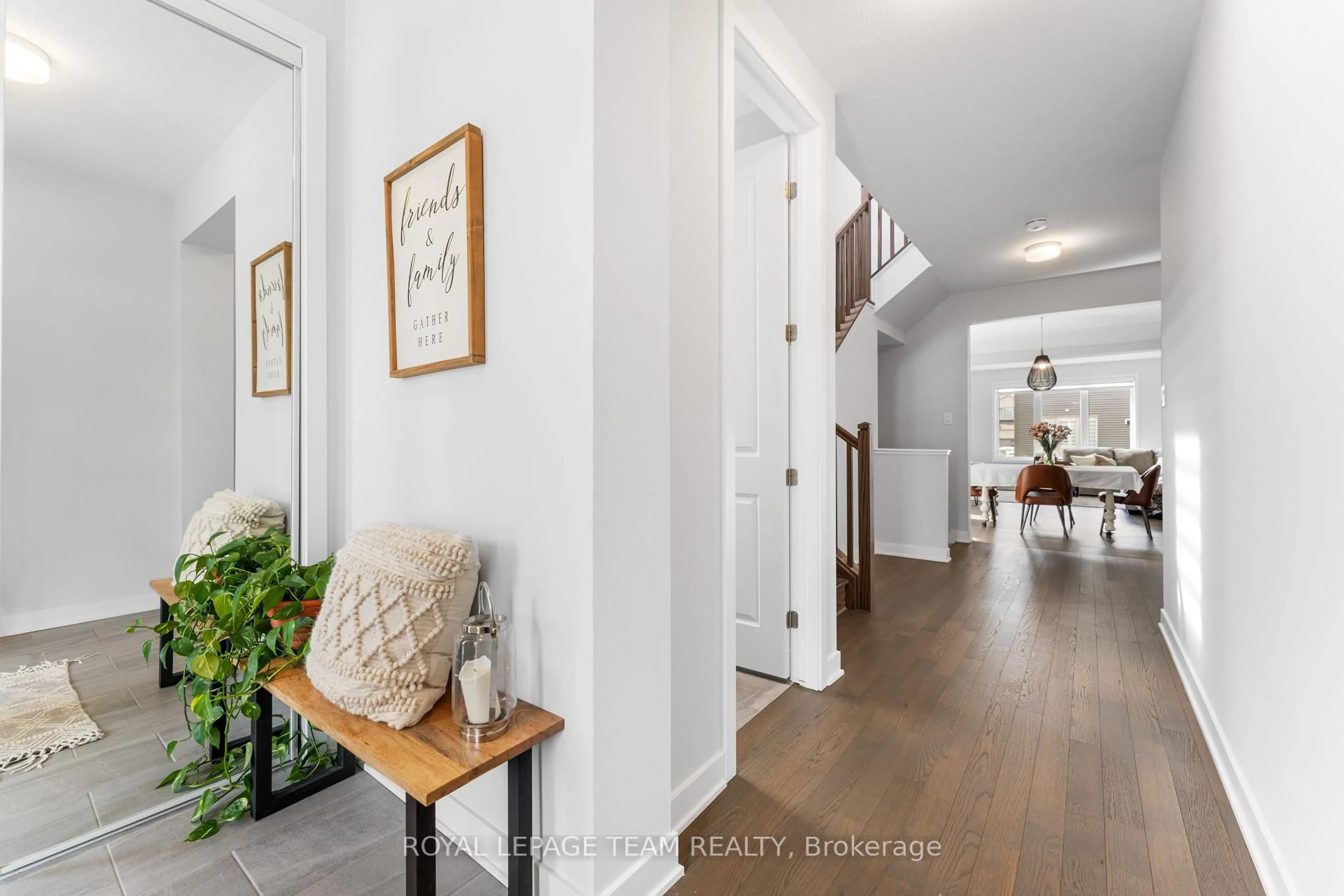 Indoor entryway for 1005 Showman St, Richmond Ontario K0A 2Z0