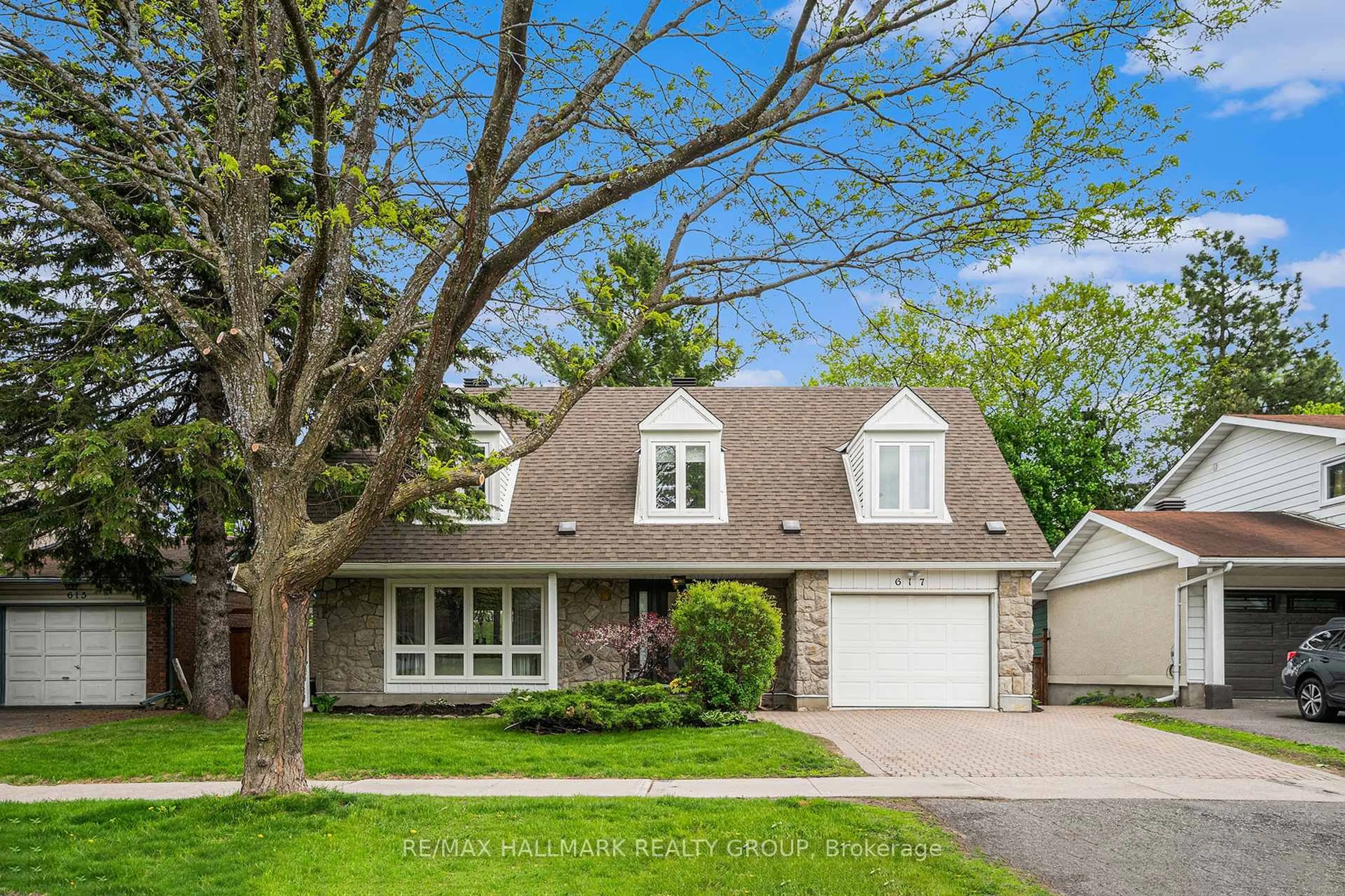 Home with vinyl exterior material, street for 617 La Verendrye Dr, Ottawa Ontario K1J 7C2