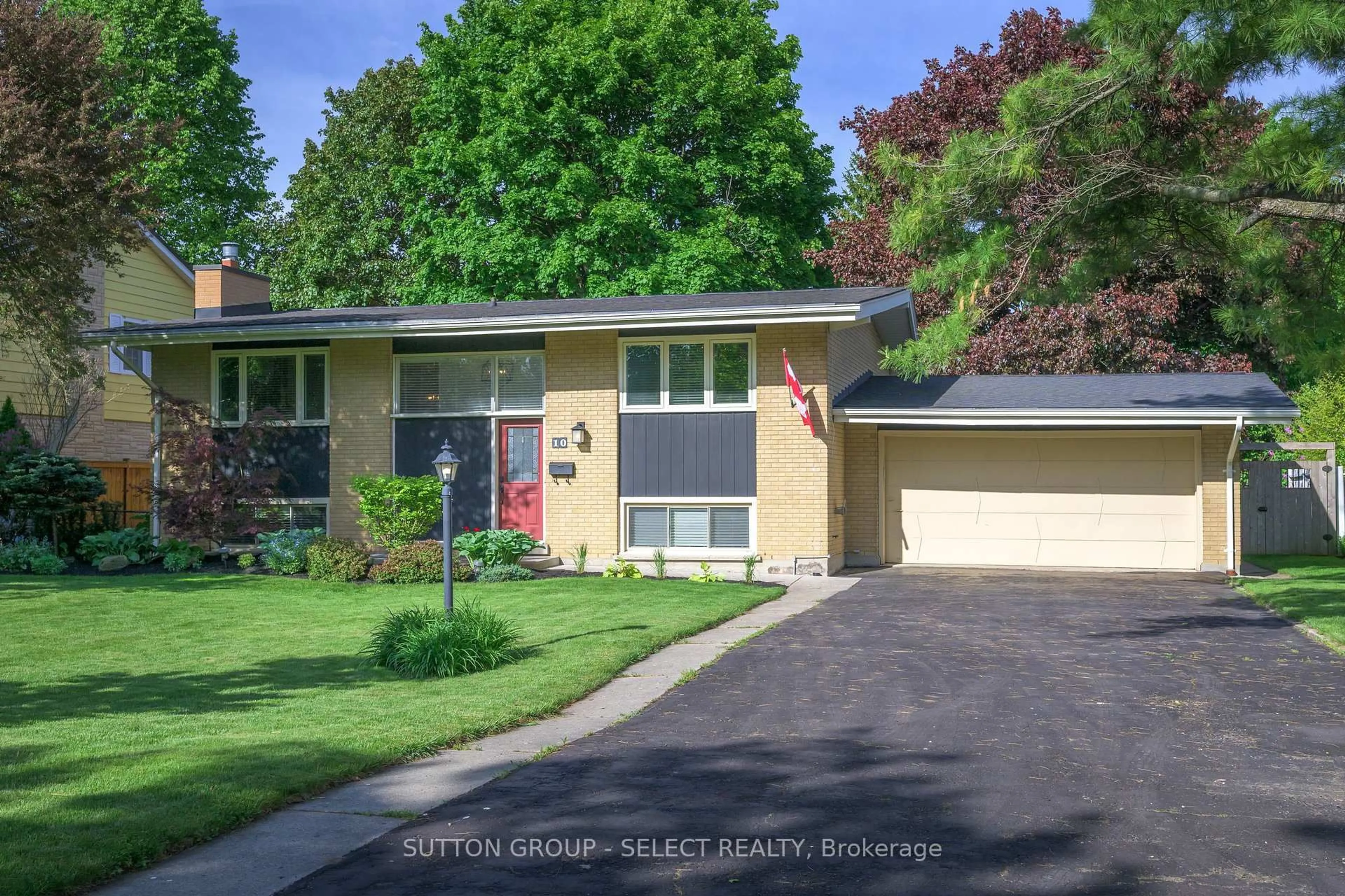 Home with vinyl exterior material, street for 10 Farm Manor Crt, London North Ontario N6H 4J3