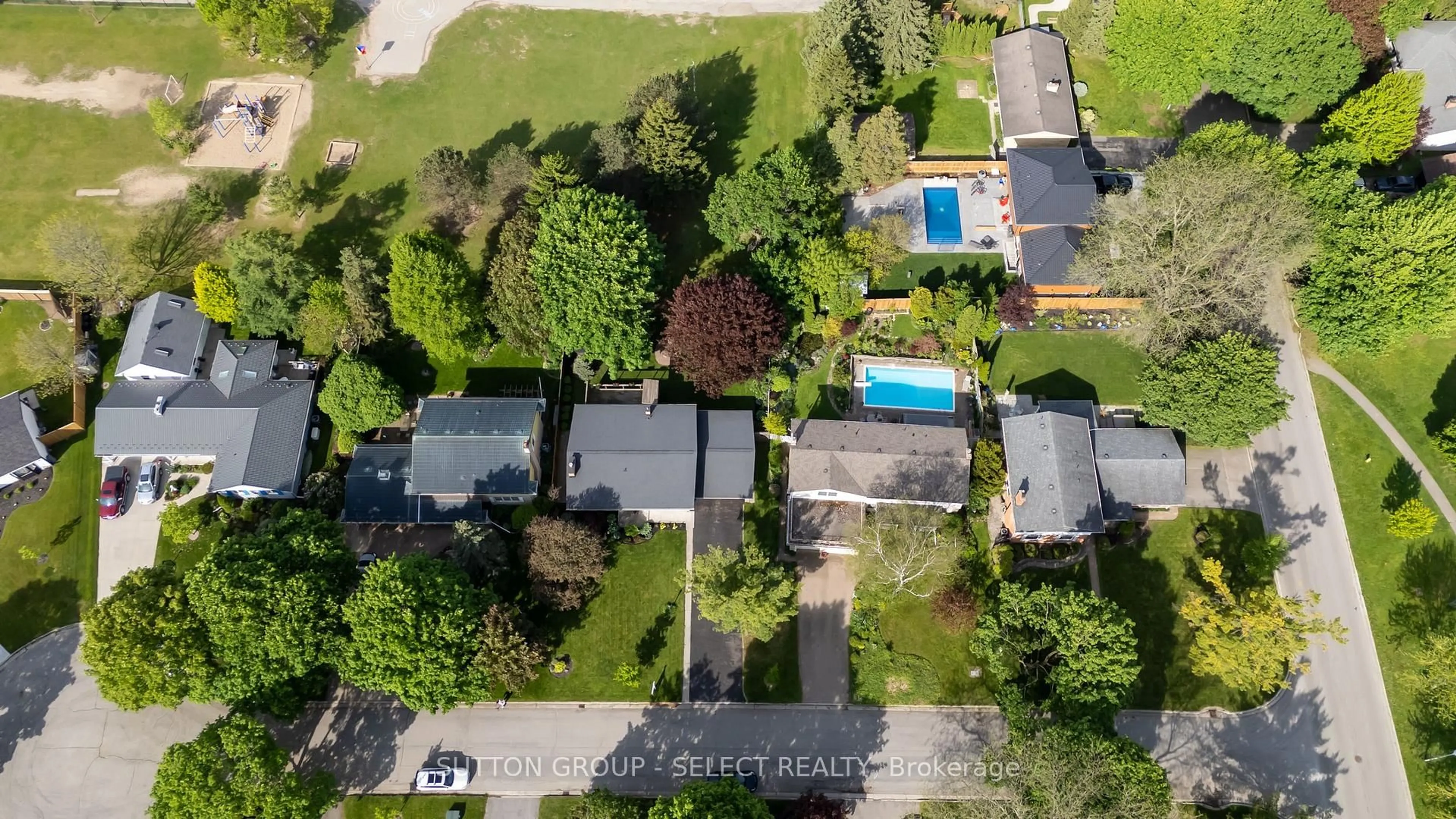 A pic from outside/outdoor area/front of a property/back of a property/a pic from drone, street for 10 Farm Manor Crt, London North Ontario N6H 4J3
