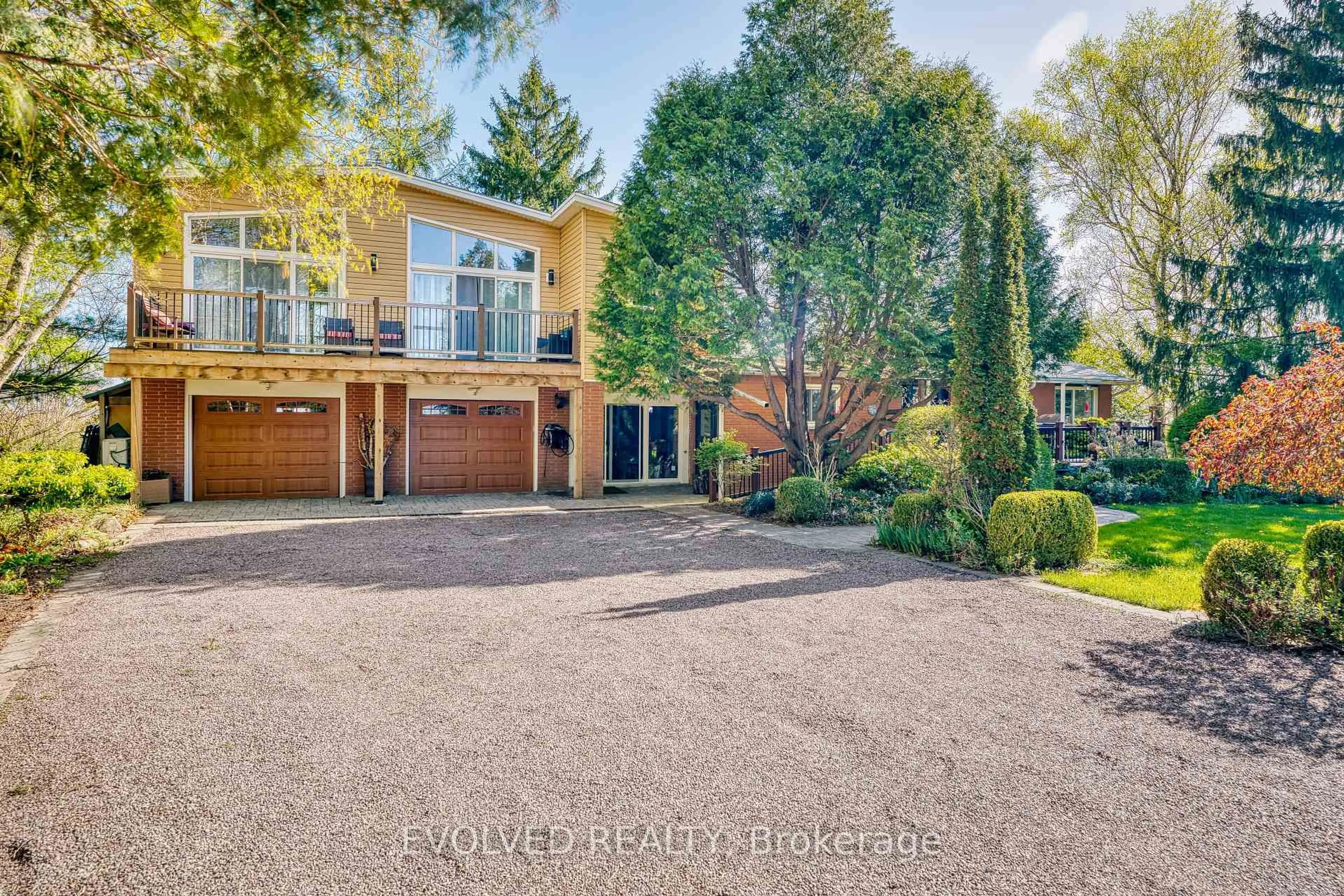 A pic from outside/outdoor area/front of a property/back of a property/a pic from drone, street for 1336 Safari Rd, Hamilton Ontario L0R 1V0